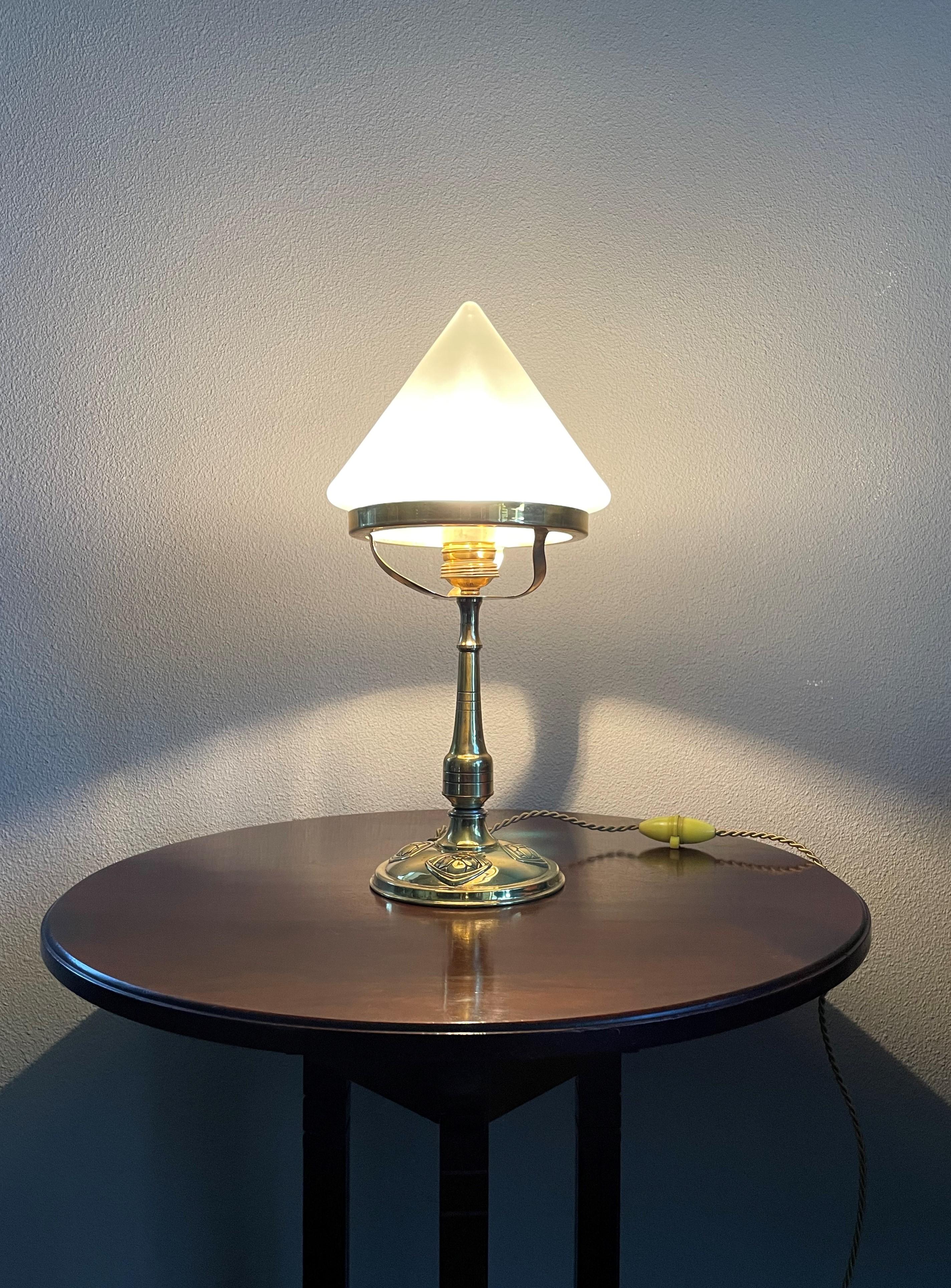 Lampe de table ou de bureau unique en laiton fin et verre menthe, style Arts and Crafts, début des années 1900 en vente 7