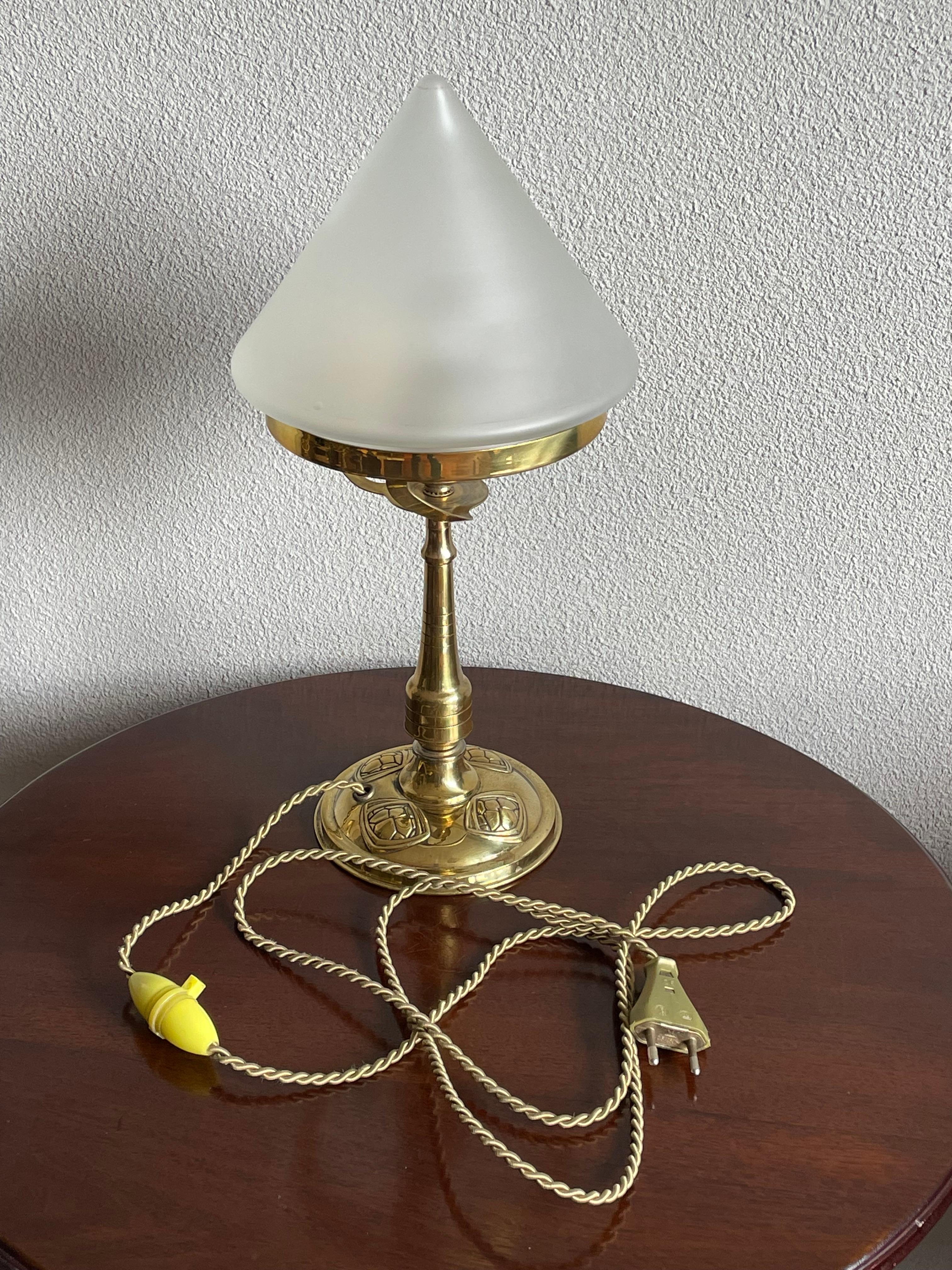 Européen Lampe de table ou de bureau unique en laiton fin et verre menthe, style Arts and Crafts, début des années 1900 en vente