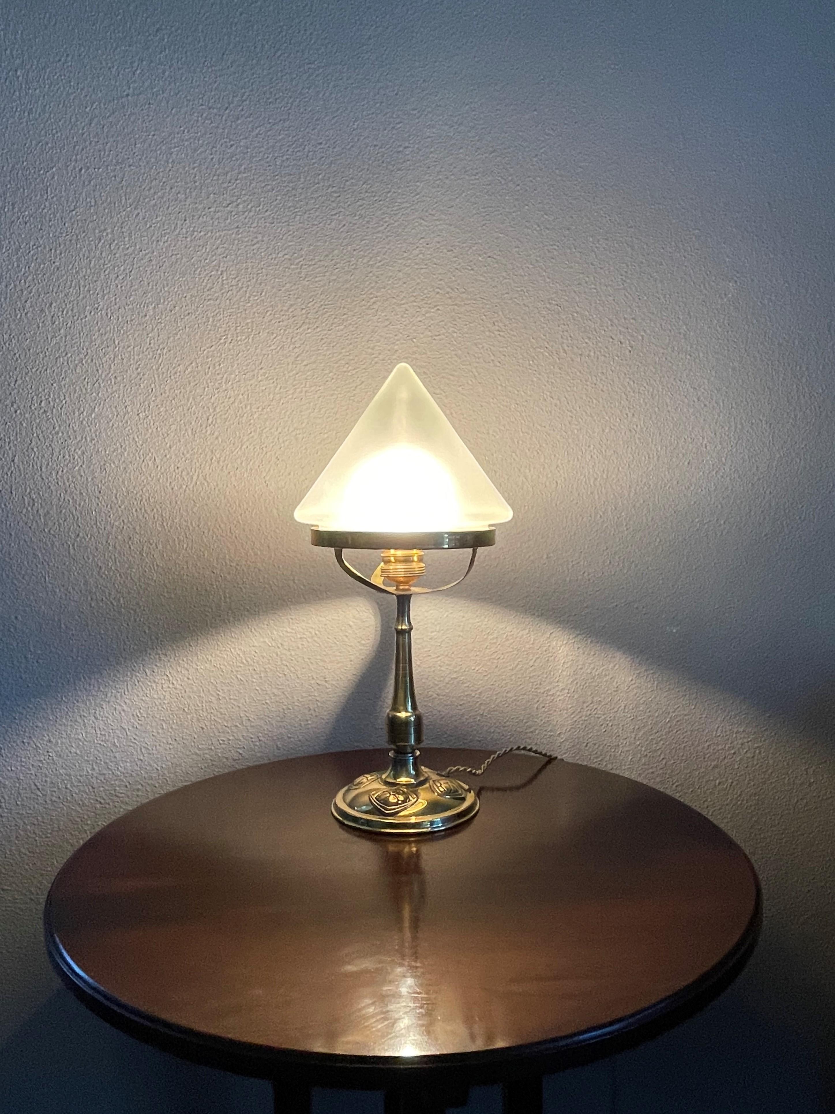 20ième siècle Lampe de table ou de bureau unique en laiton fin et verre menthe, style Arts and Crafts, début des années 1900 en vente