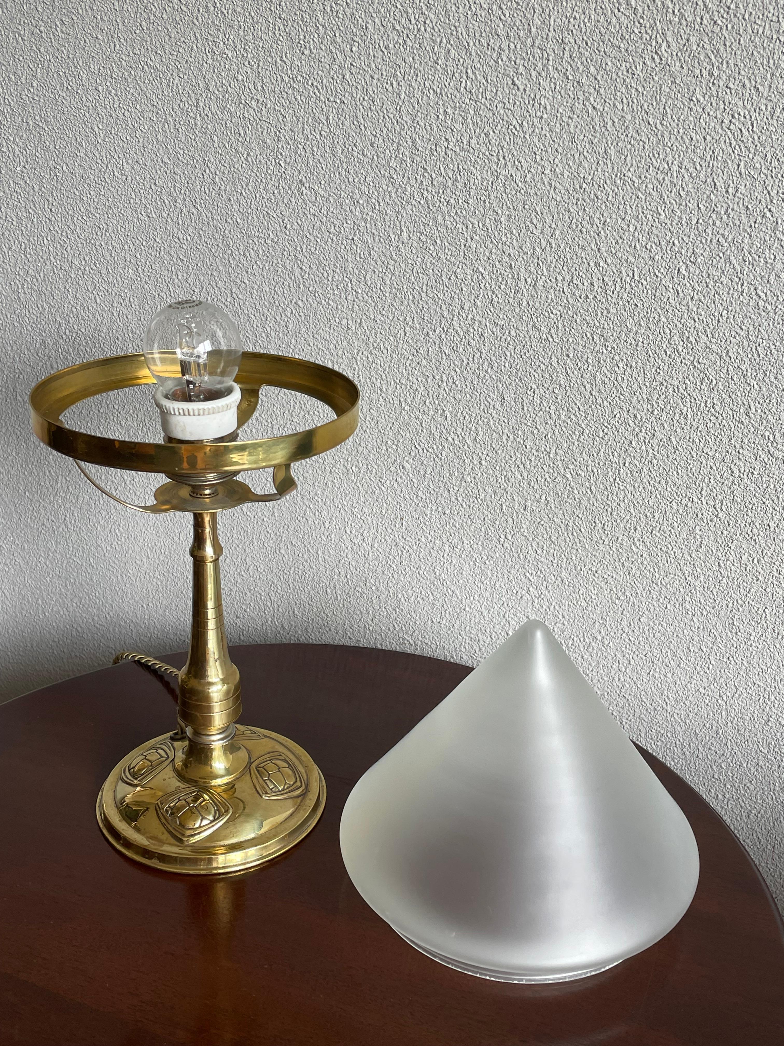Bakélite Lampe de table ou de bureau unique en laiton fin et verre menthe, style Arts and Crafts, début des années 1900 en vente