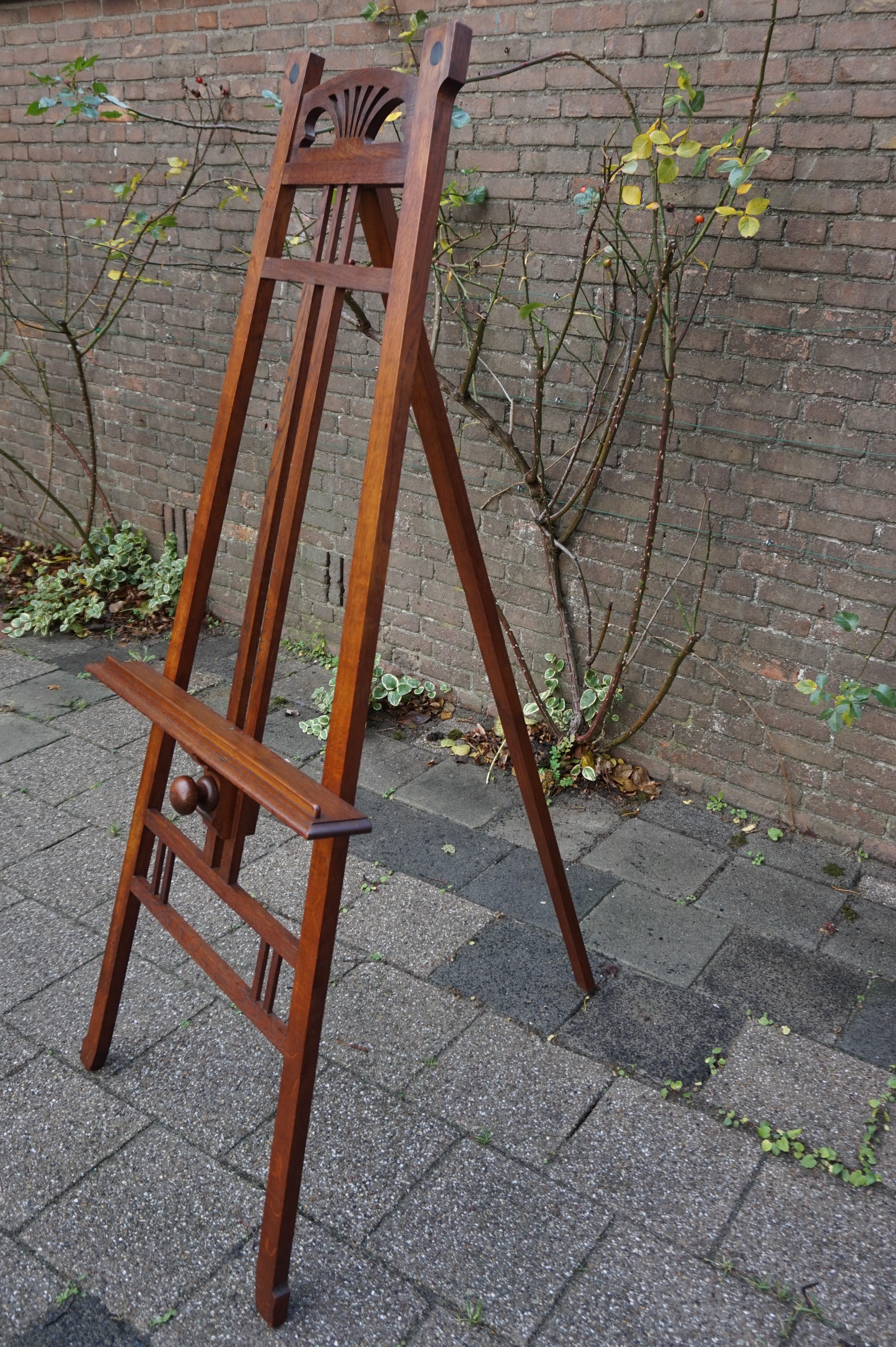 Beautiful design and excellent condition, antique painting stand.

This highly stylish, early 20th century studio easel has it all. 
1. The Arts and Crafts design with its subtle and stylish details is both rare and very pleasing to the eye.
2. This