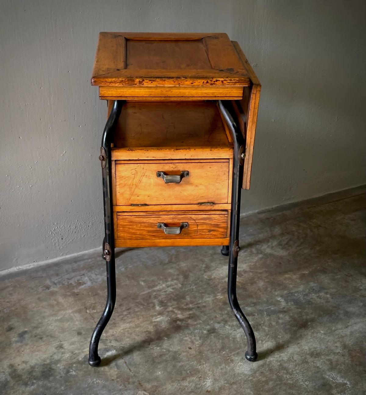 Industriel Table d'appoint unique en bois et acier ajustable avec deux tiroirs, datant du début du 20ème siècle en vente