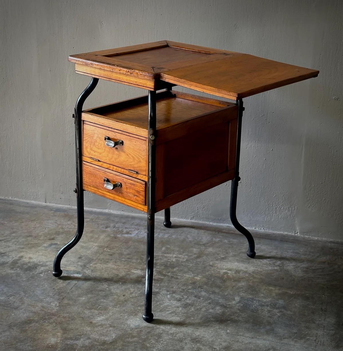Anglais Table d'appoint unique en bois et acier ajustable avec deux tiroirs, datant du début du 20ème siècle en vente