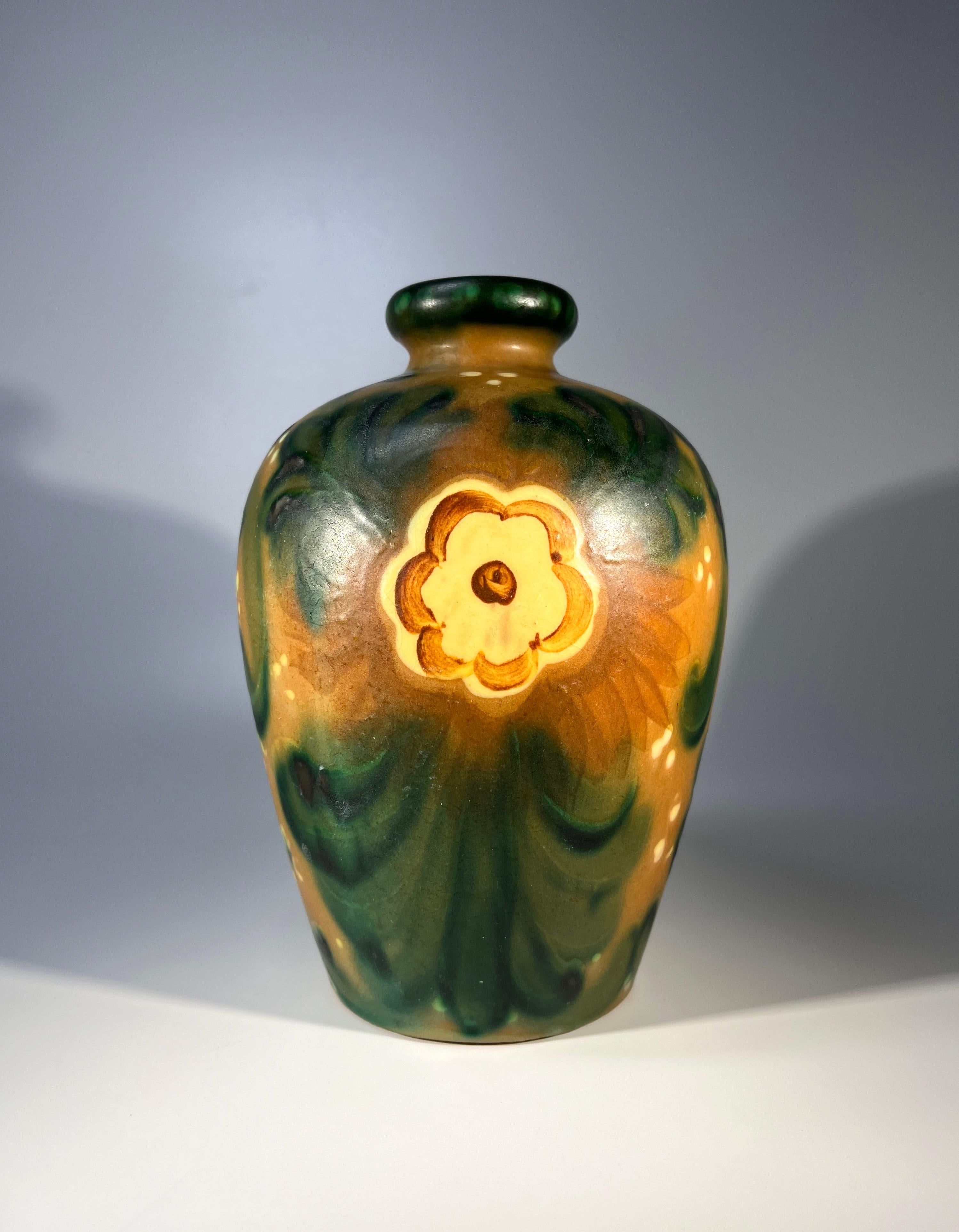 Eine einzigartige, frühe Vase mit Blumen in sanften Erdtönen von Upsala Ekeby aus Schweden
Wahrscheinlich von Harald Östergren, da die Farbpalette typisch für  Östergren
Ungefähr 1930er Jahre
Unterzeichnet UE, 1542/D1618 an der Basis
Höhe 7,5 Zoll,