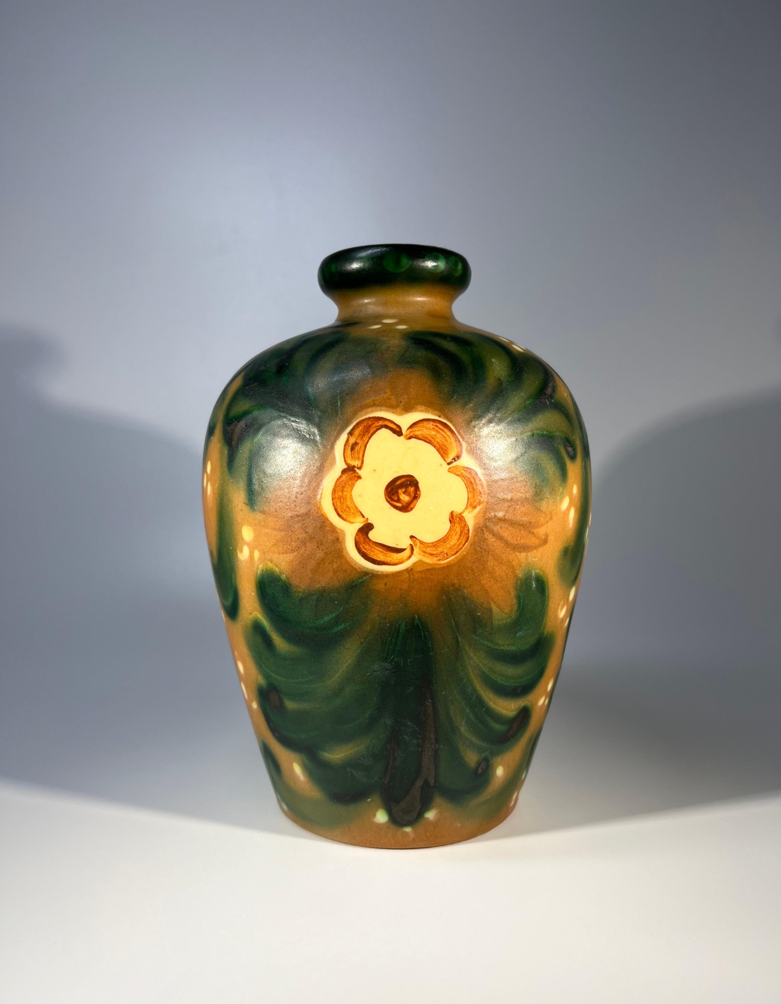 Einzigartige, frühe Blumenvase aus Keramik von Upsala Ekeby, Schweden, ca. 1930er Jahre (Glasiert) im Angebot