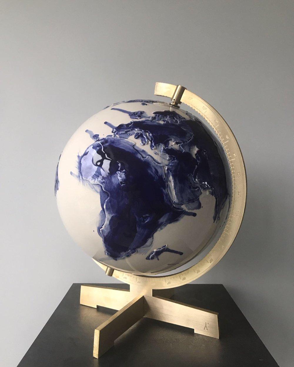 Unique Earth globe sculpture by Alex de Witte
Each one is unique, hand-sculpted by Alex de Witte
Limited edition of 99 pieces + 5 ap
Dimensions: H 42cm
Materials: Ceramics and scoured brass, Frame in massive brass


A recognizable planet in a