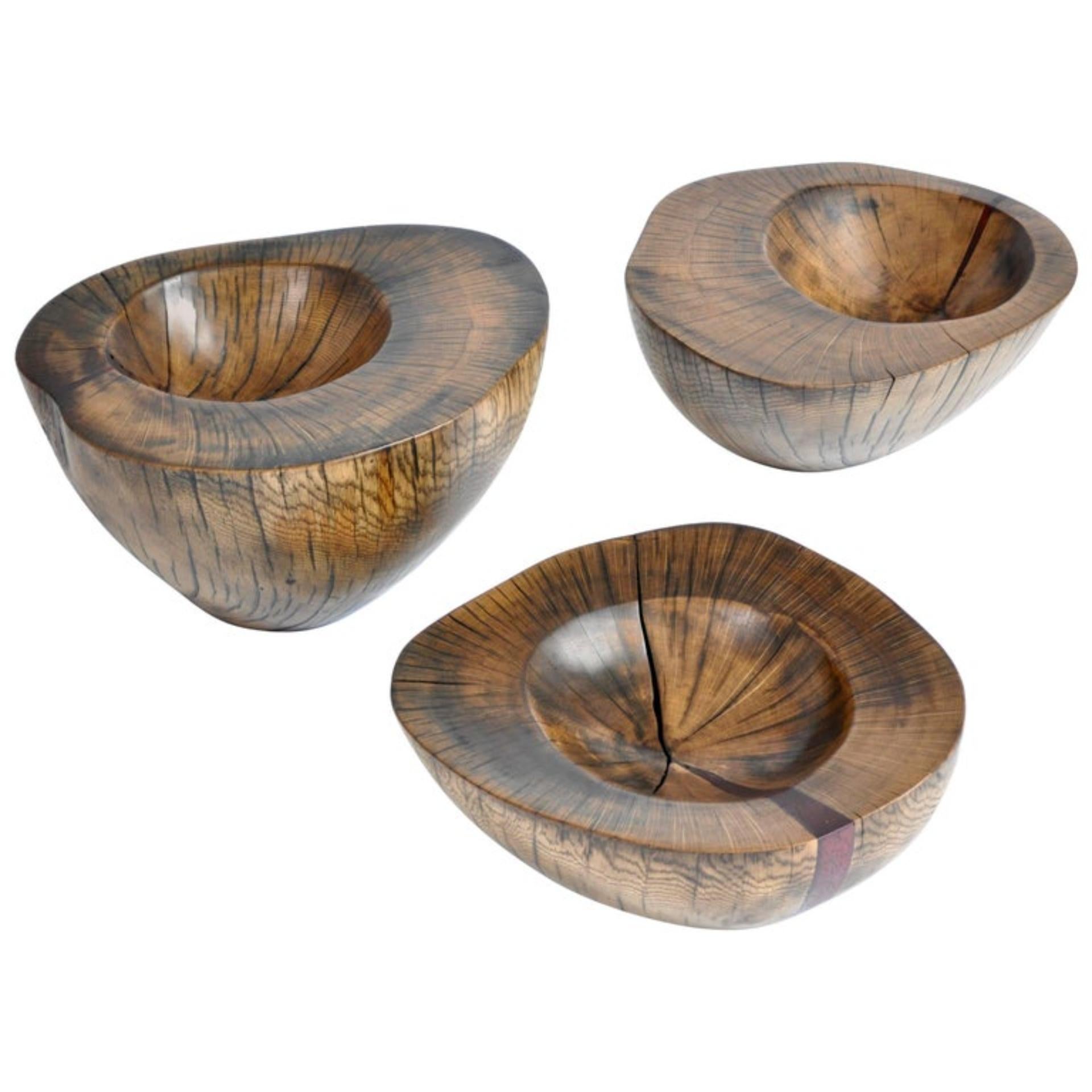Unique signed bowls by Jörg Pietschmann
Bowls: oak, padouk, ebonized · V1285
Measures: H 26, 20, 16 Ø 50, 47, 48 cm
Three bowls made from a large branch of a fallen majestic oak tree,
with a insert from padouk.
Polished oil finish.

In