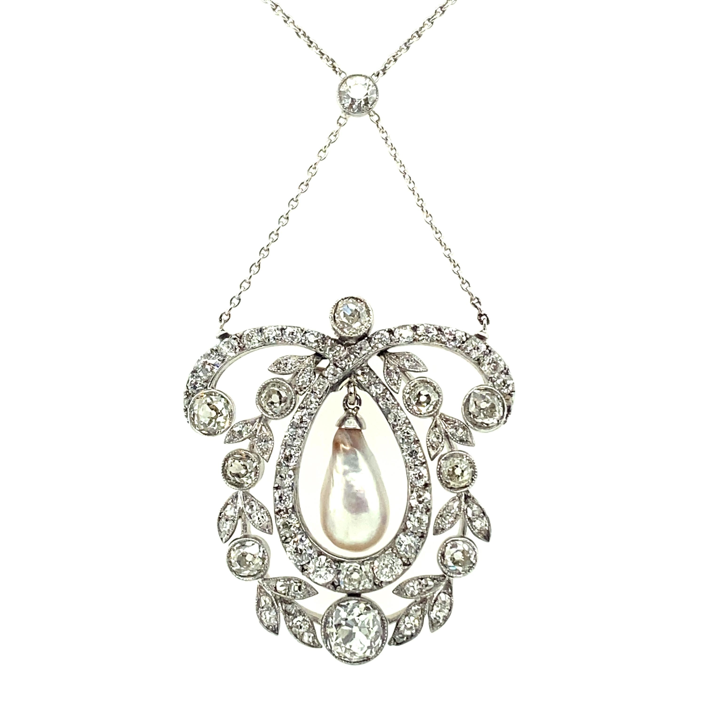 This beautiful diamond and natural pearl necklace from the Edwardian era in the early 20th century is finely handcrafted in 950 platinum.
Technical advances at this time made it possible to work platinum for jewellery purposes, and so diamonds and