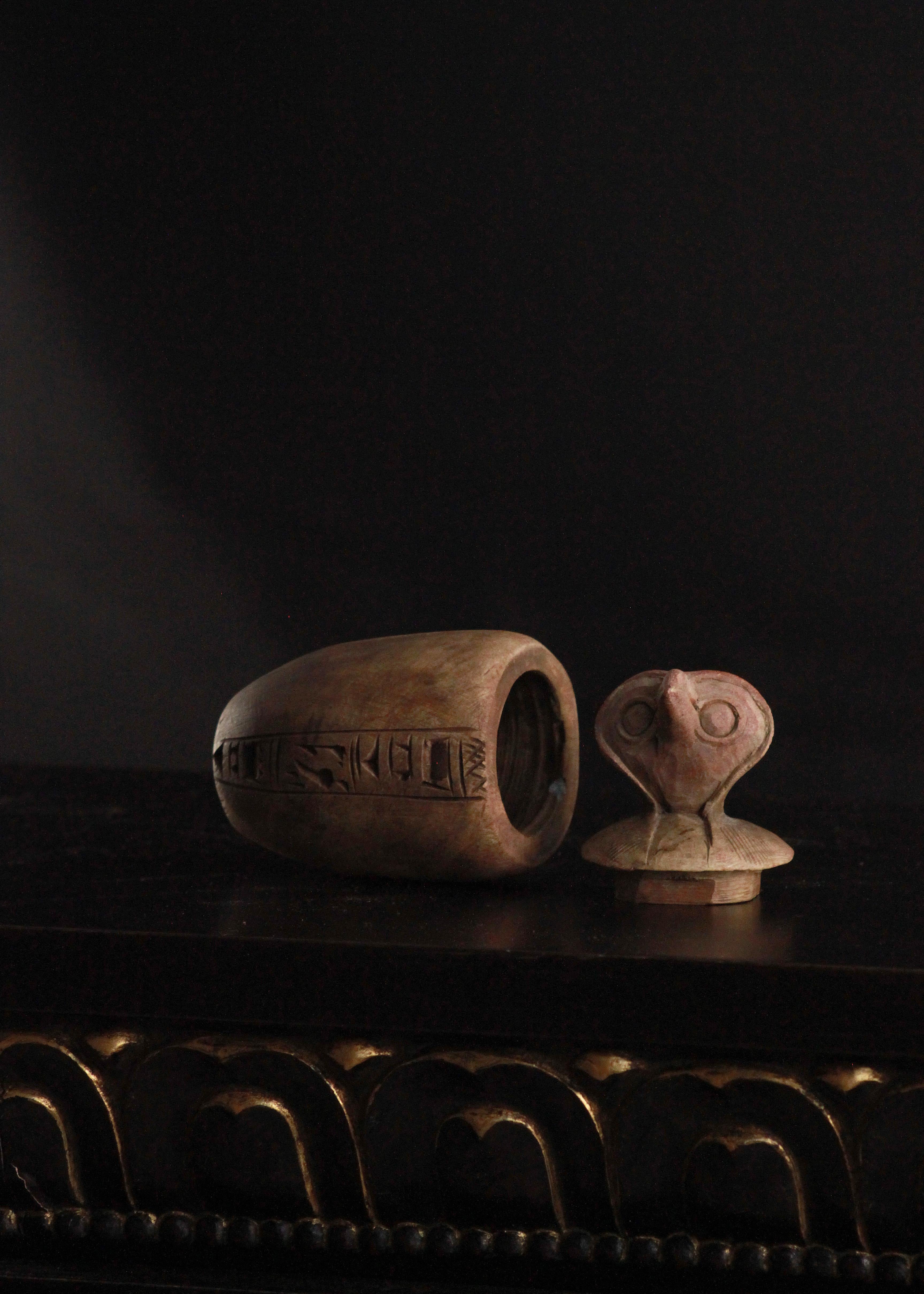 Ensemble unique d'art égyptien de 4 pots canopic en pierre calcaire en vente 3