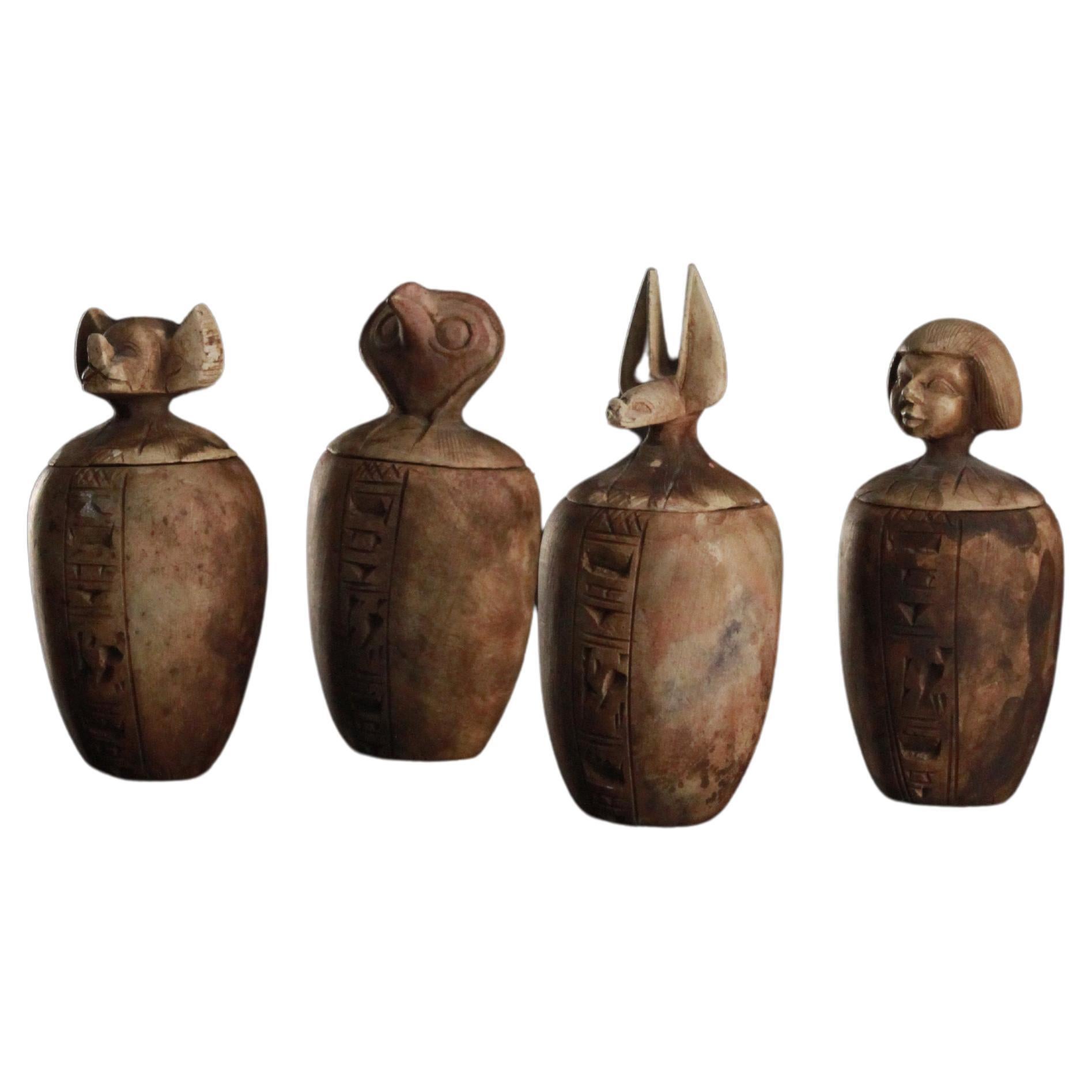Ensemble unique d'art égyptien de 4 pots canopic en pierre calcaire en vente