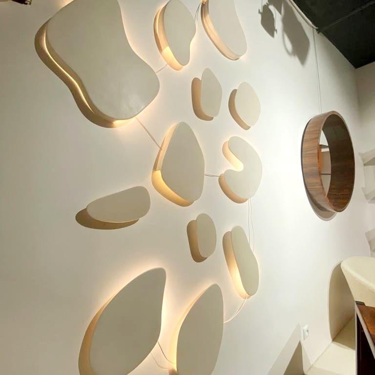 Applique murale unique et élégante en céramique ivoire flottante de forme libre d'Elsa Foulon en vente 10
