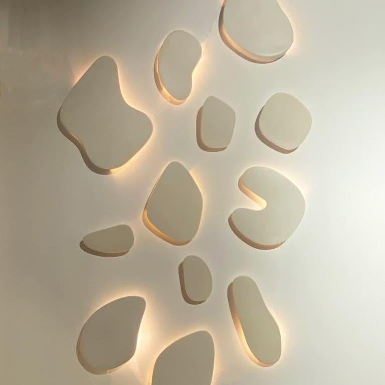 Applique murale unique et élégante en céramique ivoire flottante de forme libre d'Elsa Foulon en vente 11