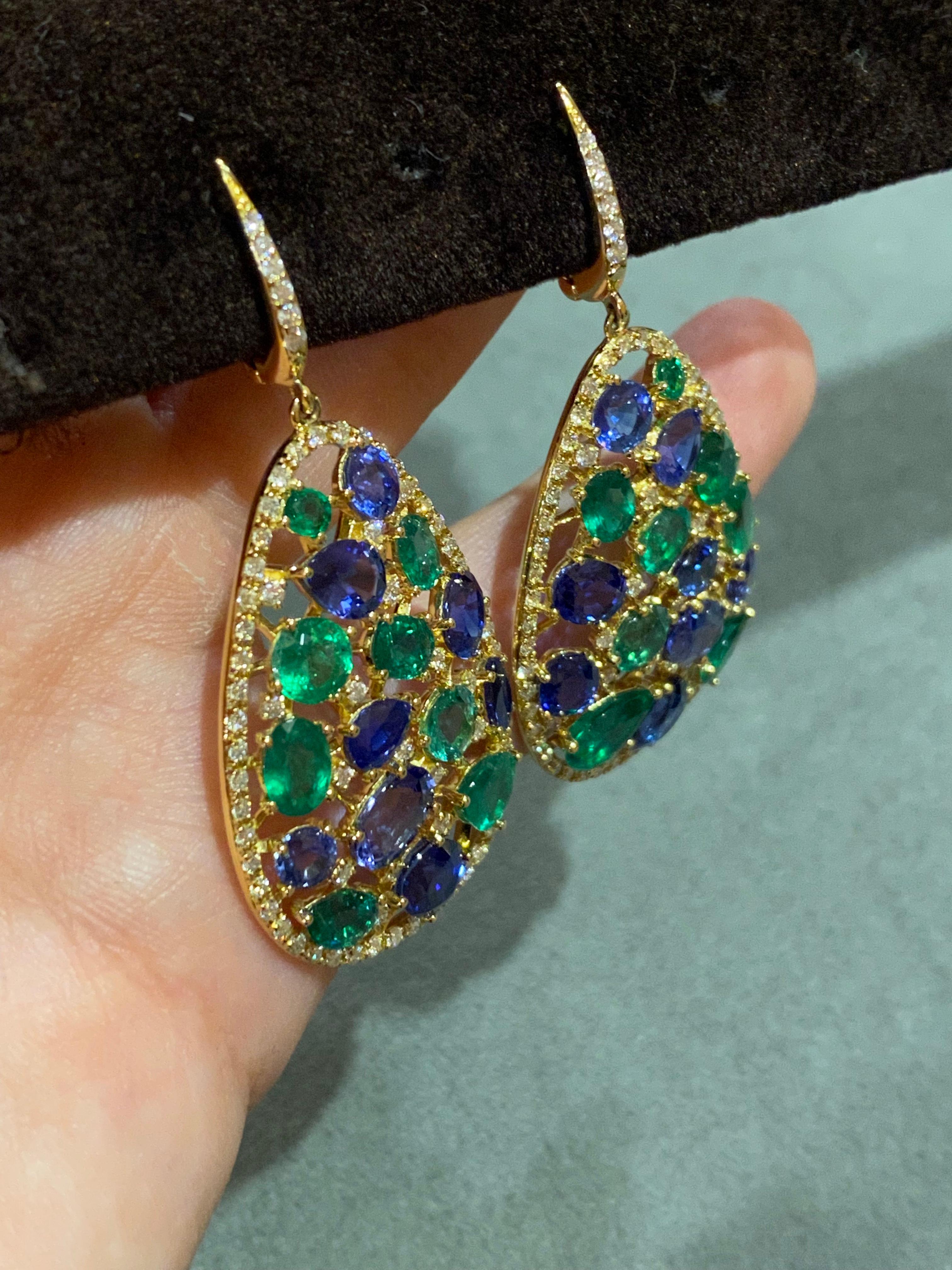 Modern Unique Emerald Blue Sapphire 18K Yellow Gold Dangle Earrings for Her For Sale