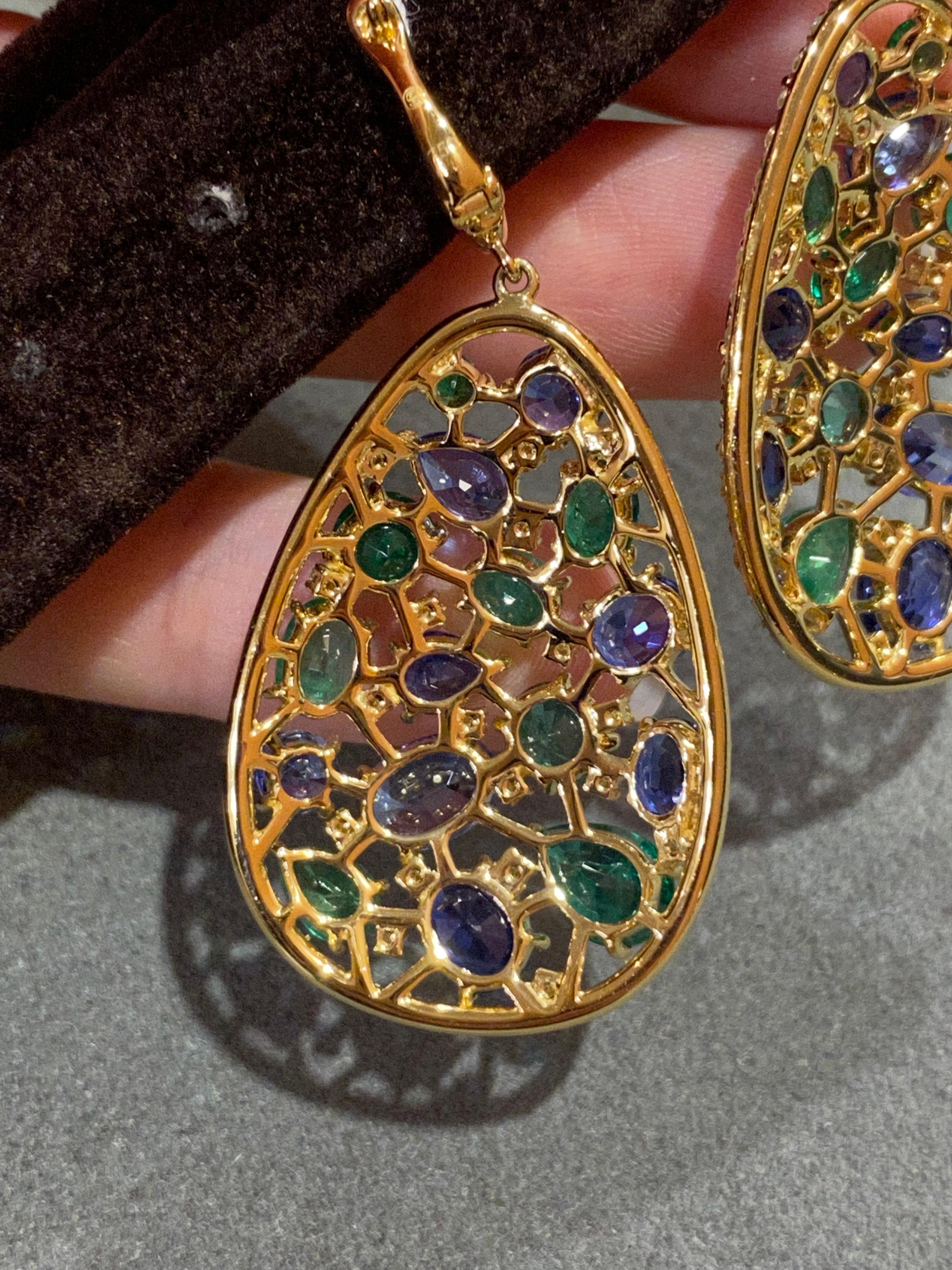 Round Cut Unique Emerald Blue Sapphire 18K Yellow Gold Dangle Earrings for Her For Sale