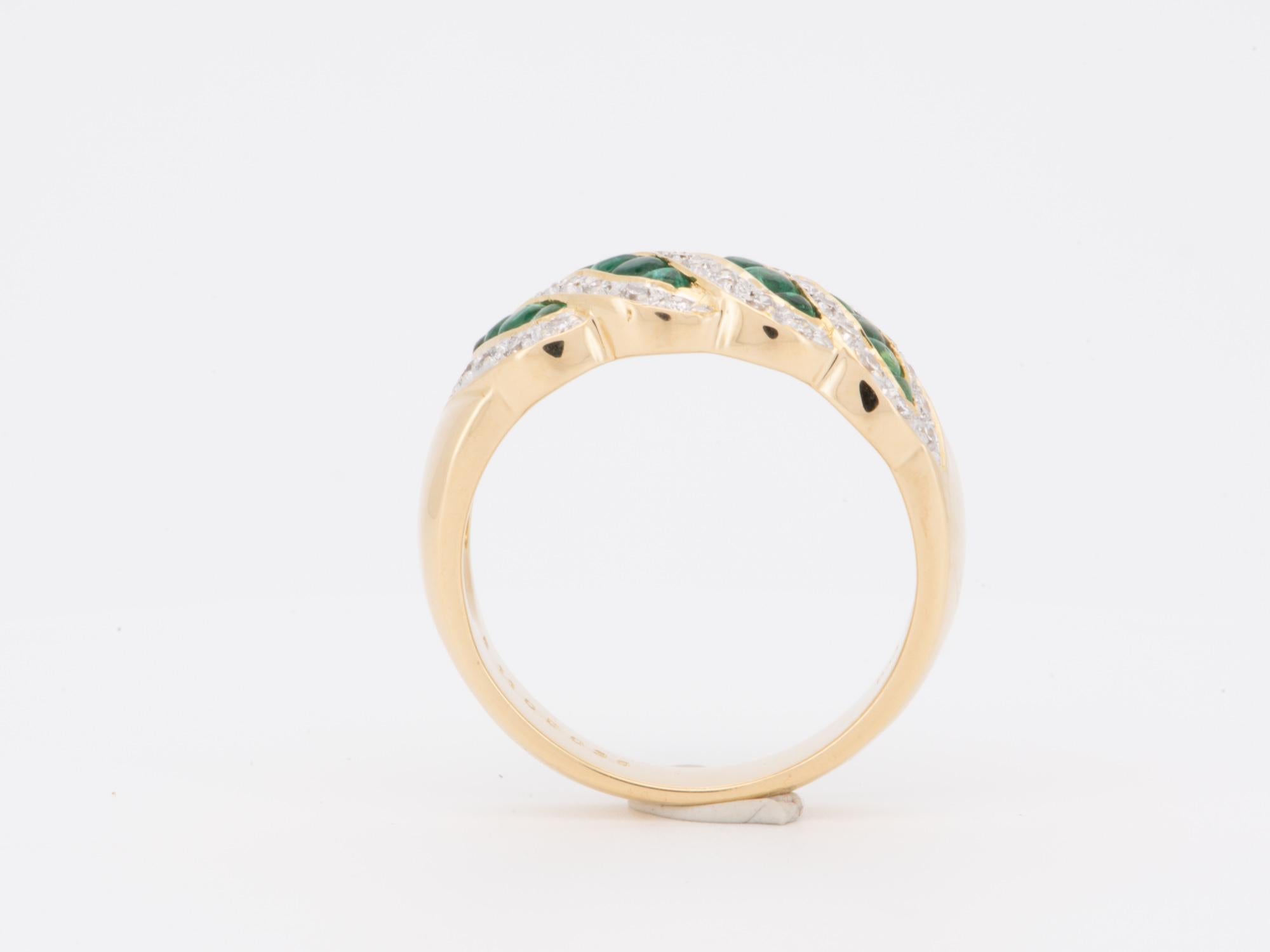 Einzigartiger Smaragd-Cabochon- und Diamantring aus 18 Karat Gold R6718 (Smaragdschliff) im Angebot