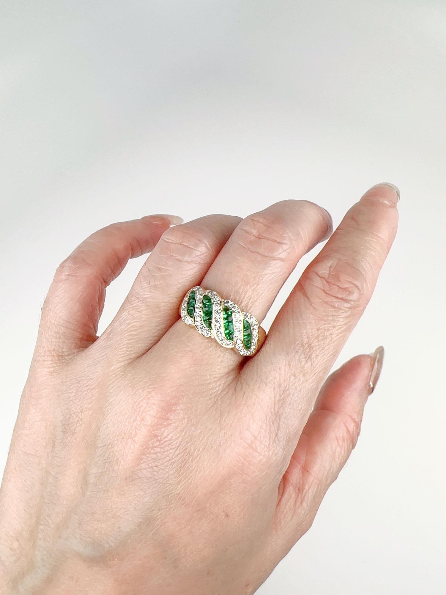 Einzigartiger Smaragd-Cabochon- und Diamantring aus 18 Karat Gold R6718 für Damen oder Herren im Angebot
