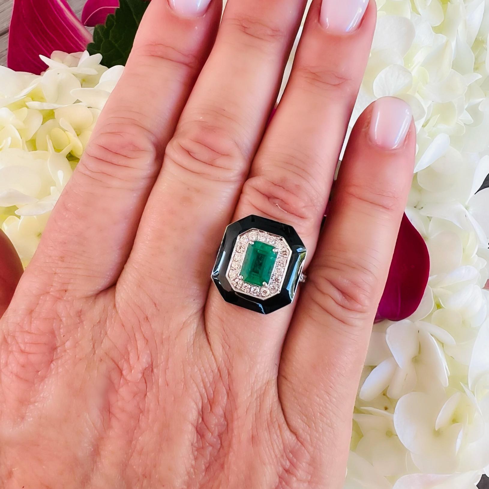 Setzen Sie ein Zeichen mit diesem fantastischen Smaragdring! Diese Schönheit aus 18 Karat Weißgold zeigt in der Mitte einen natürlichen Smaragd mit einem Gewicht von 1,20 Karat, umgeben von einem Halo aus feinen weißen Naturdiamanten und weiteren