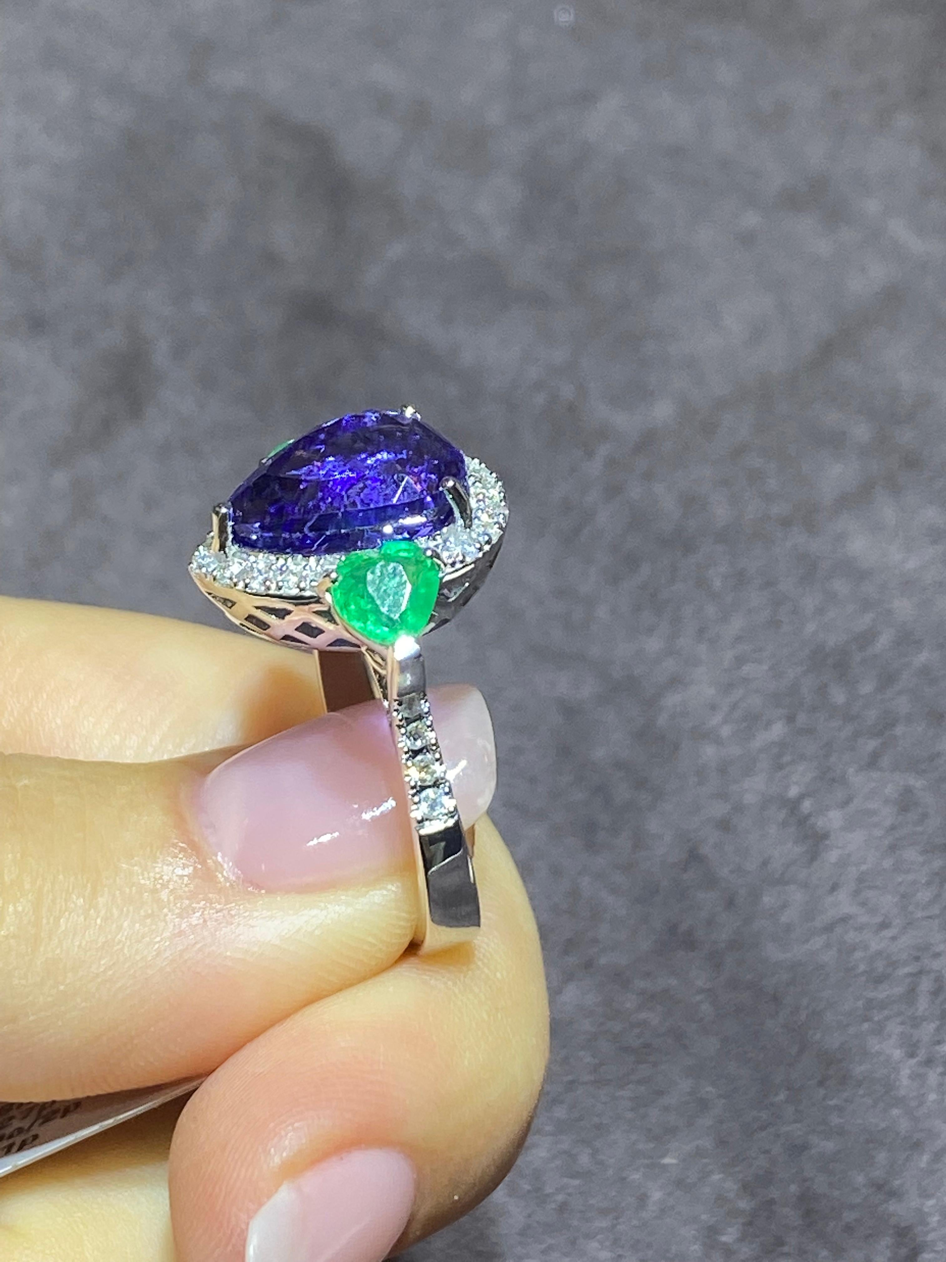 Einzigartiger Smaragd Tansanit Diamant Weißgold 18K Ring für sie (Rundschliff) im Angebot