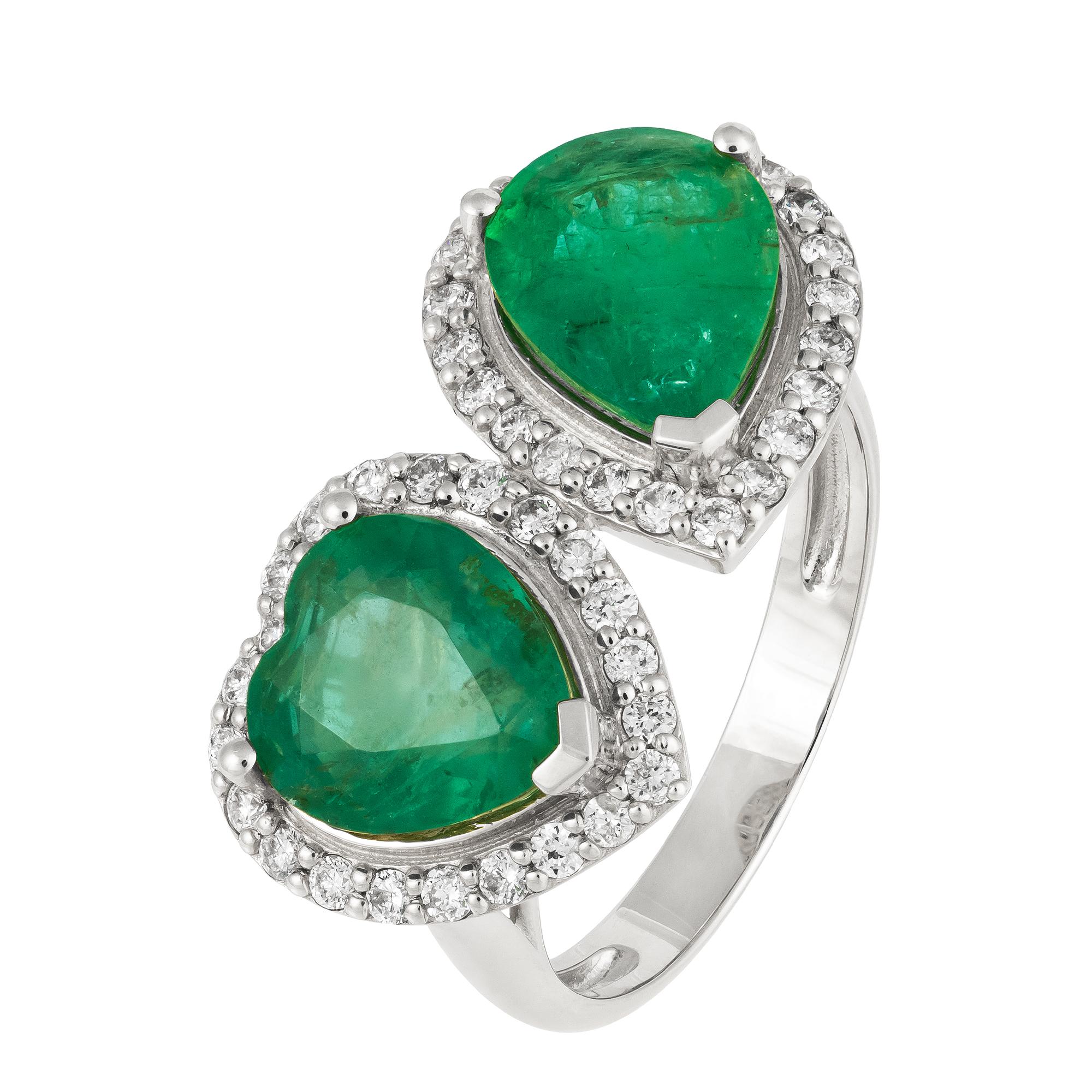 For Sale:  Unique Emerald White 18K Gold White Diamond Ring for Her 2
