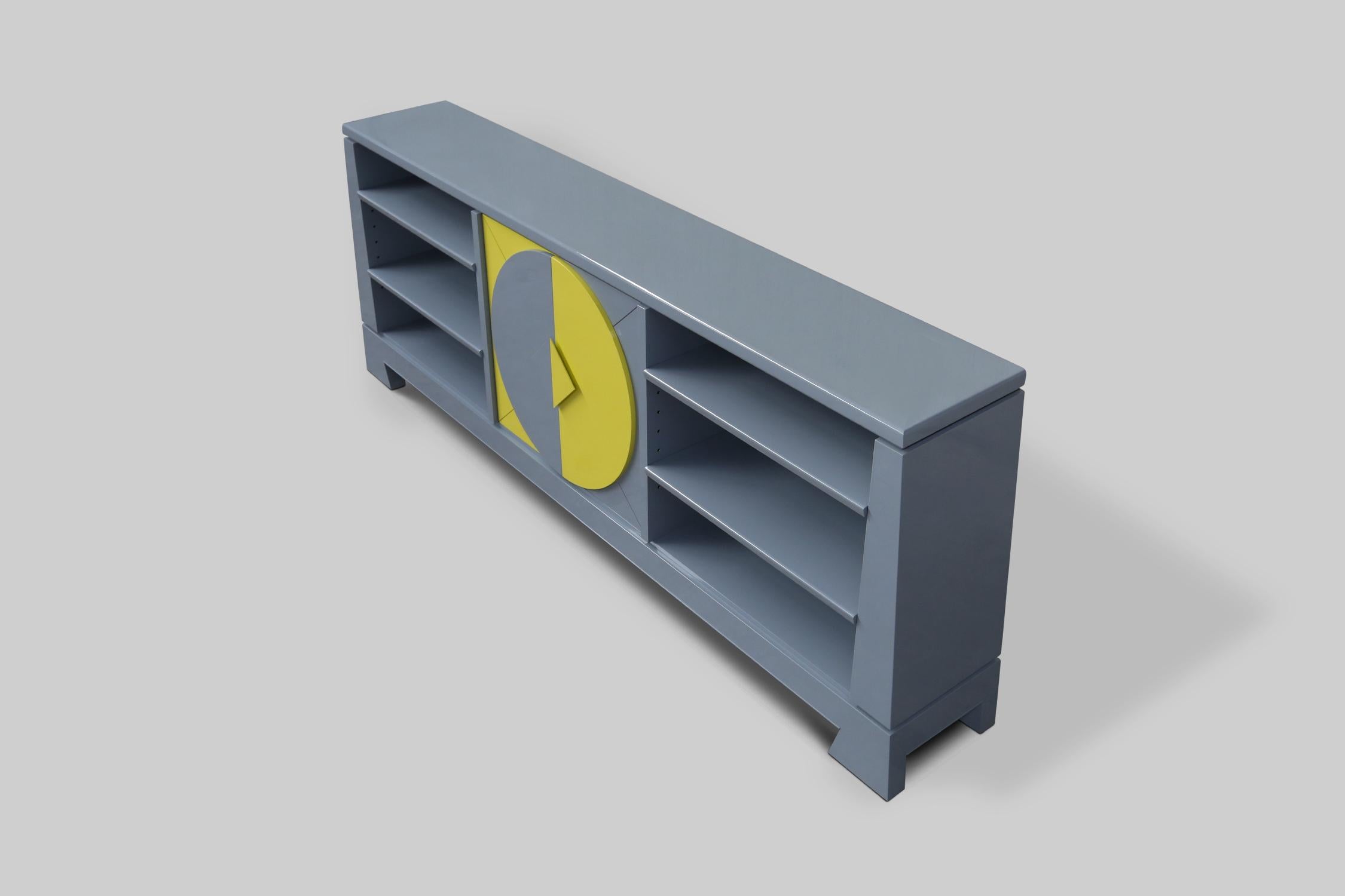 Credenza progettata dal designer belga Emiel Veranneman prodotta da Decoene.
Realizzato in legno laccato di colore grigio-blu con un accento giallo nell'anta. Mobili unici realizzati per il precedente proprietario.

