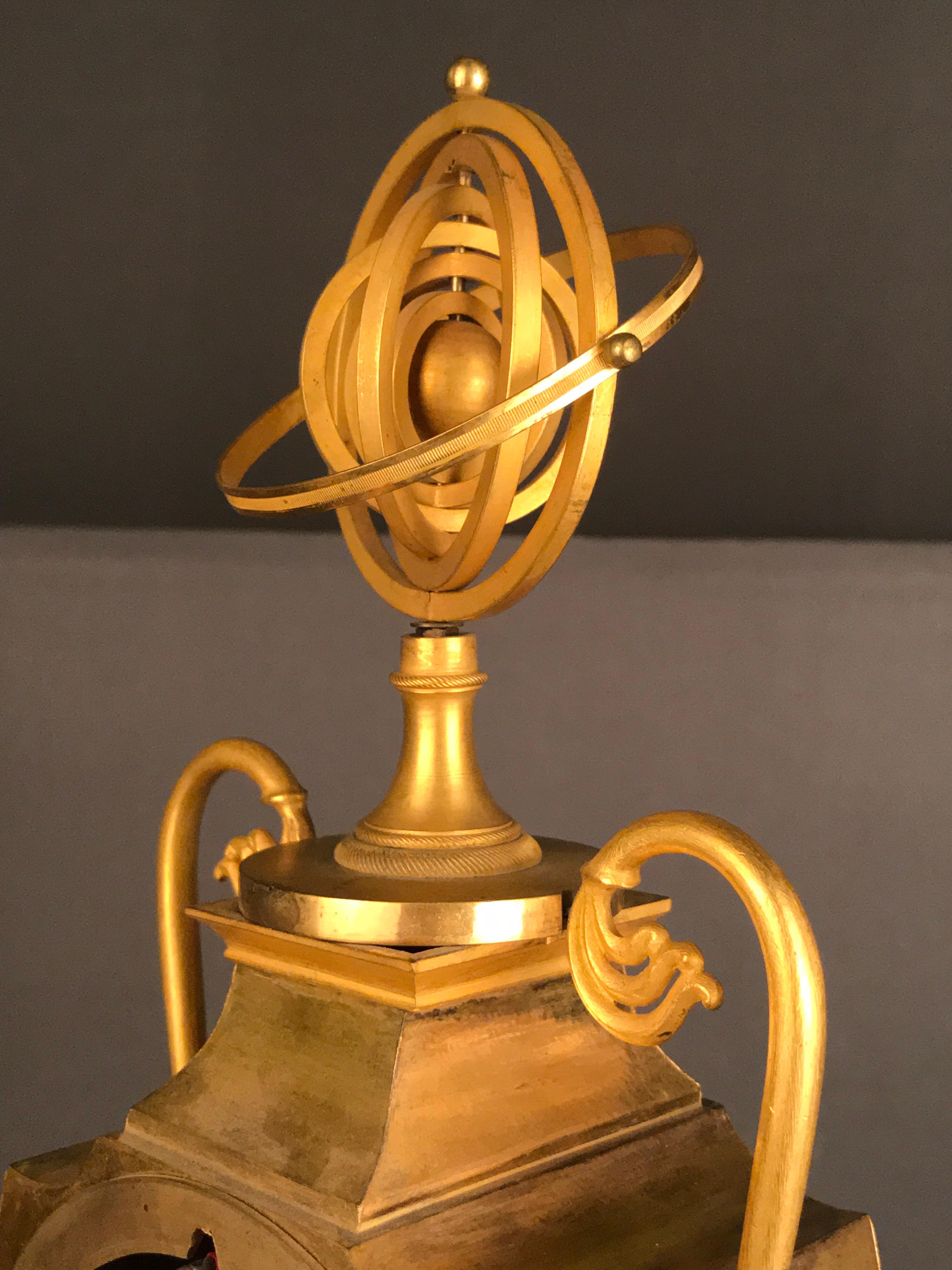 Einzigartige Empire-Bronzeuhr, Pendel, feuervergoldet, um 1810 4