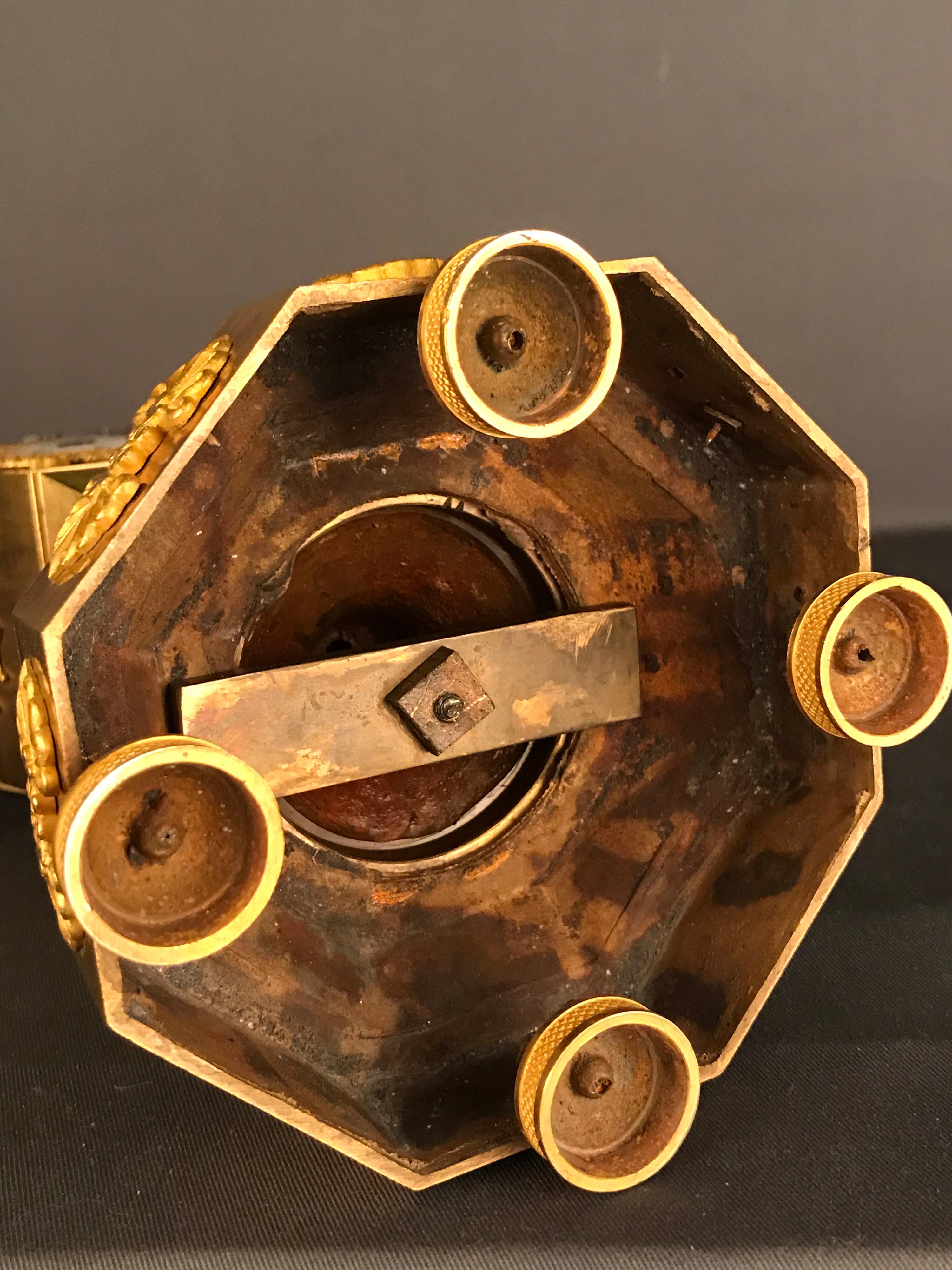 Einzigartige Empire-Bronzeuhr, Pendel, feuervergoldet, um 1810 6