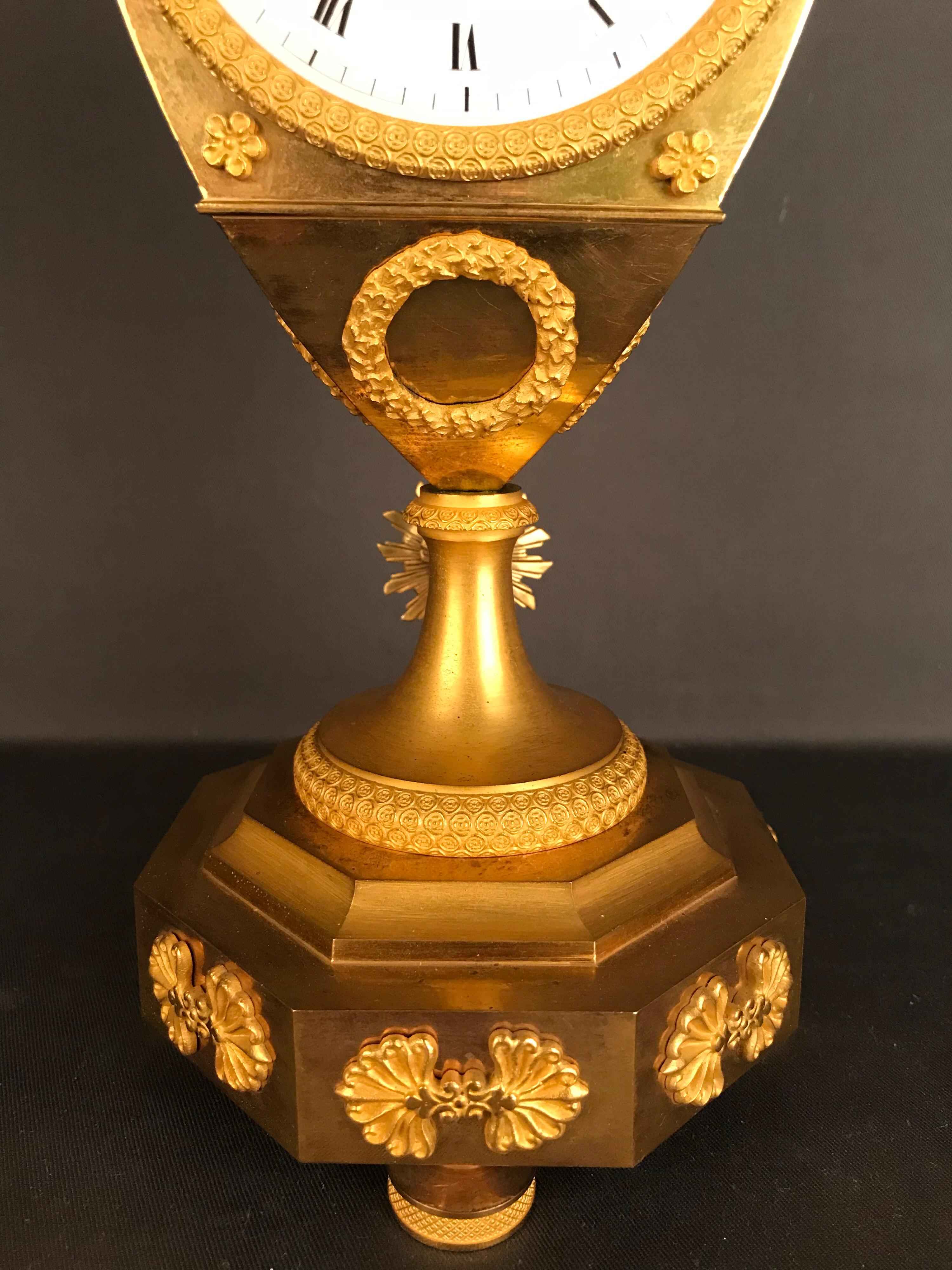 Einzigartige Empire-Bronzeuhr, Pendel, feuervergoldet, um 1810 im Zustand „Gut“ in Berlin, DE