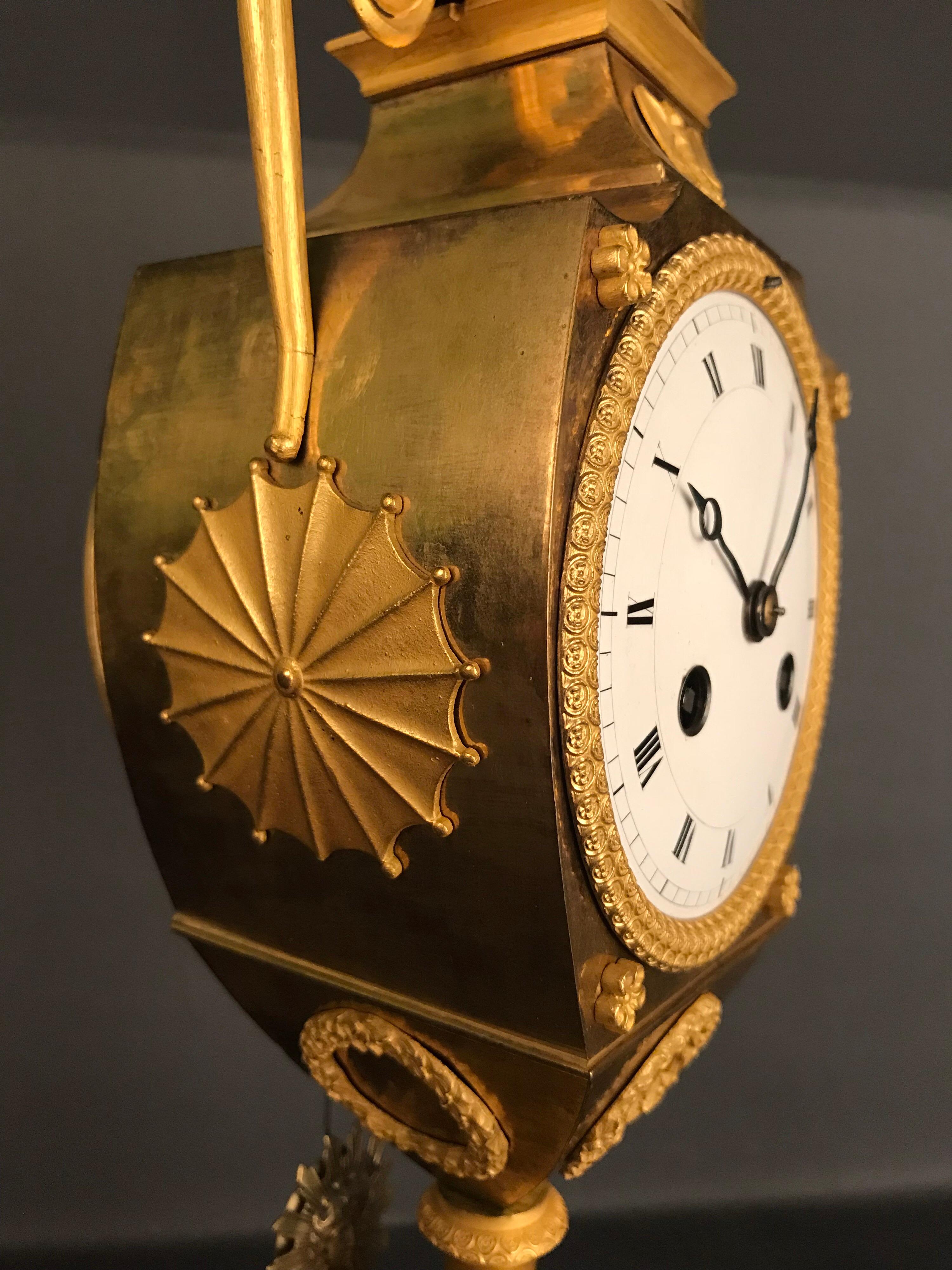 Einzigartige Empire-Bronzeuhr, Pendel, feuervergoldet, um 1810 1
