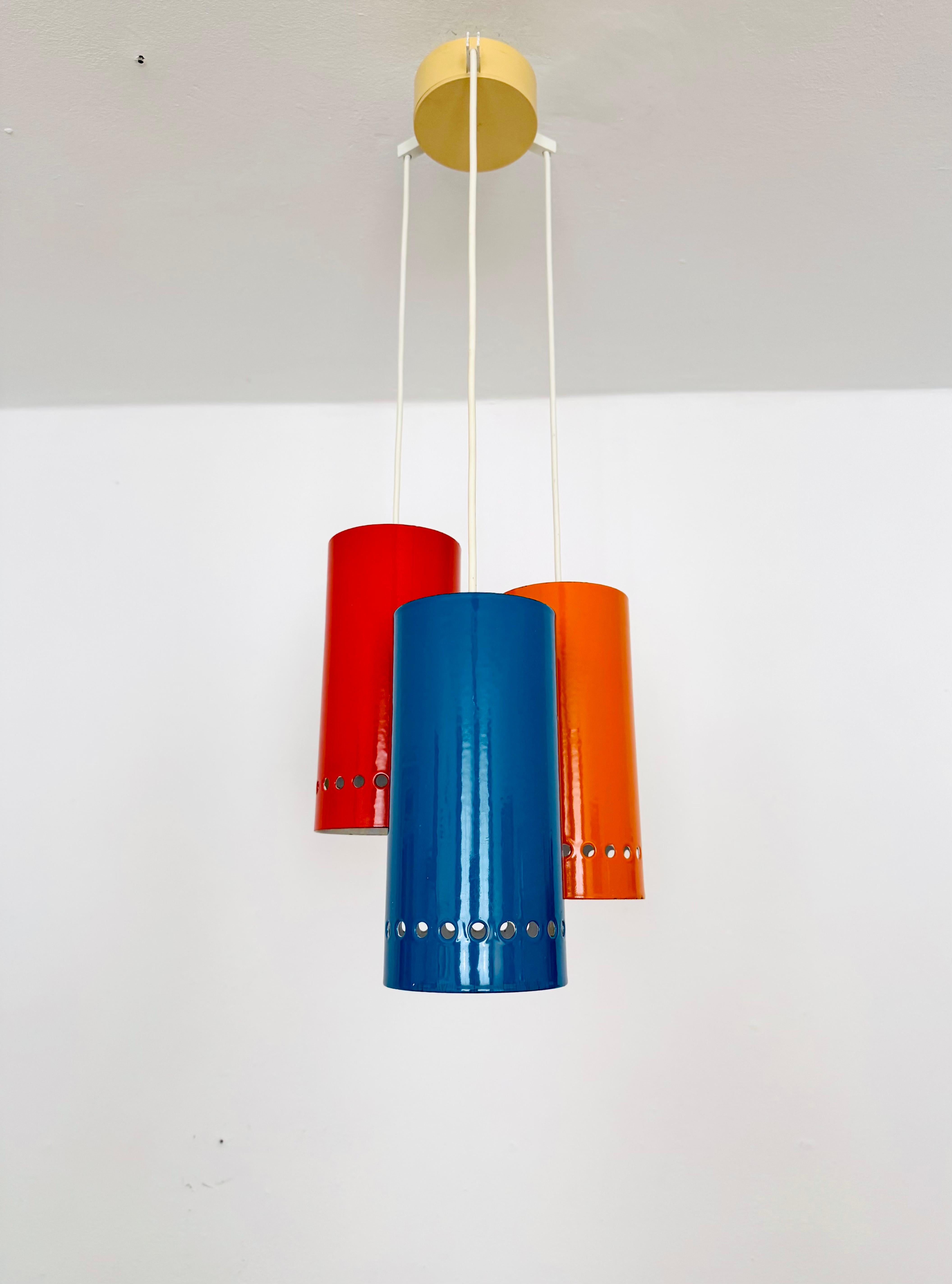 Lámpara cascada única de los años 60.
Acabado de alta calidad y un punto culminante para cualquier habitación.
Los tubos están esmaltados con bellos colores.
Así se crea una bella atmósfera luminosa.

Estado:

Muy buen estado vintage con ligeros
