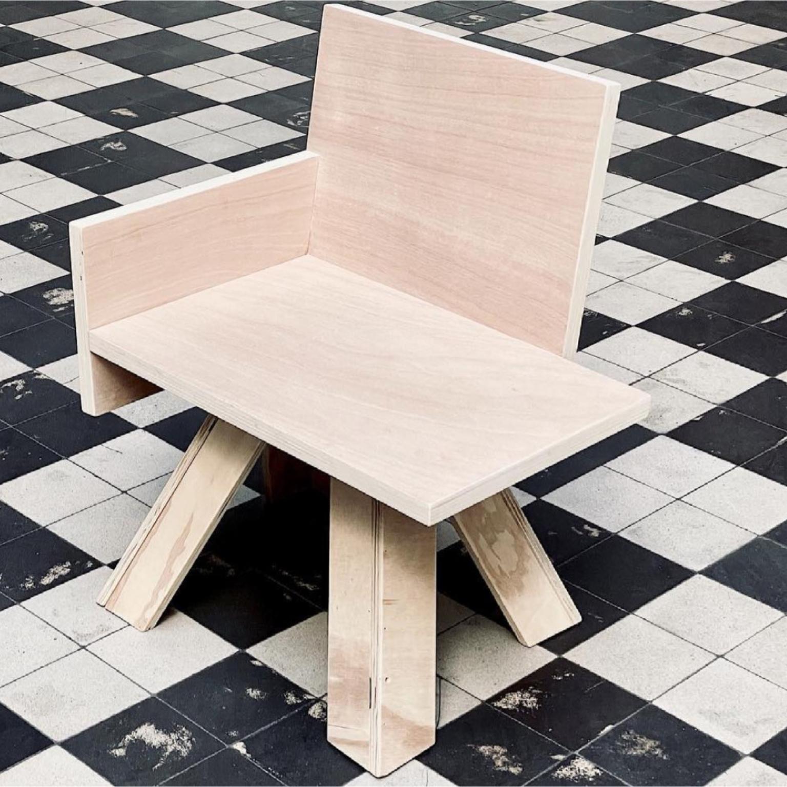 Einzigartiger Stuhl für den Beistelltisch von Goons 
Abmessungen:  B 69 x T 49 x H 80 cm
MATERIALIEN: Holz
Die Abmessungen können um +/- 10 cm angepasst werden.

Goons hat seinen Sitz in Paris, Frankreich. Alle ihre Entwürfe sind aus Holz gefertigt.
