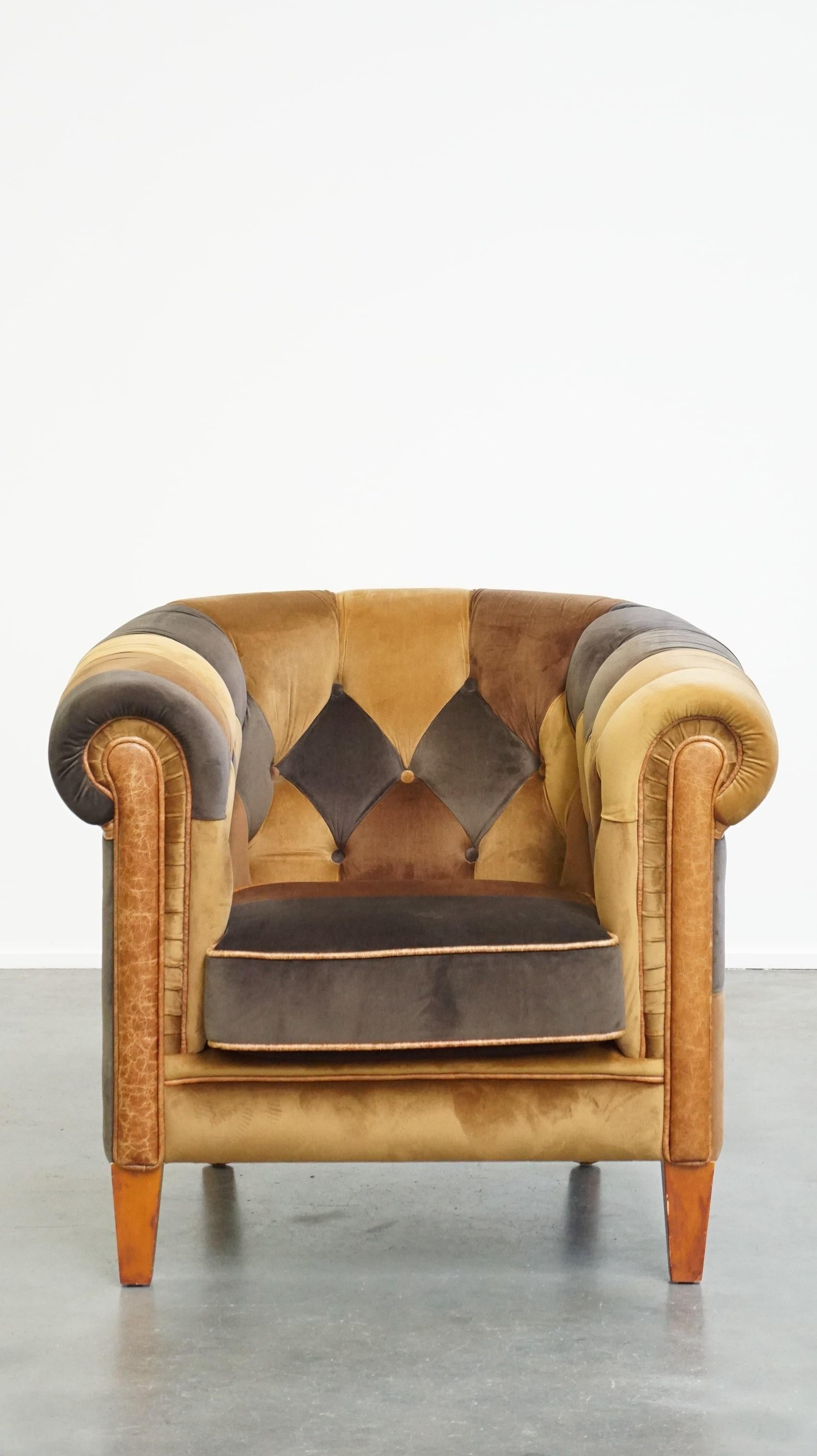 Up&Up est un fauteuil club Chesterfield unique, en patchwork, de style anglais, en excellent état.

Ce fantastique fauteuil club en patchwork de style Chesterfield aurait fière allure dans une grande pièce ; il s'agit d'une occasion unique pour