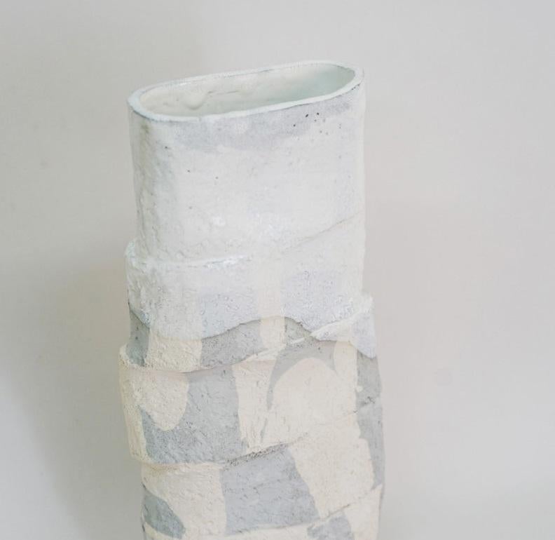Einzigartige Skulptur ÉNOTA_21_09 von Emmanuelle Roule
Einzigartiges Stück
Abmessungen: B 26 x H 55 cm
MATERIAL: Steingut, Glasur

Einzigartiges Stück aus gebranntem hellgrauem Steingut. Teilweise verglast. Nicht wasserdicht

2007 gegründetes