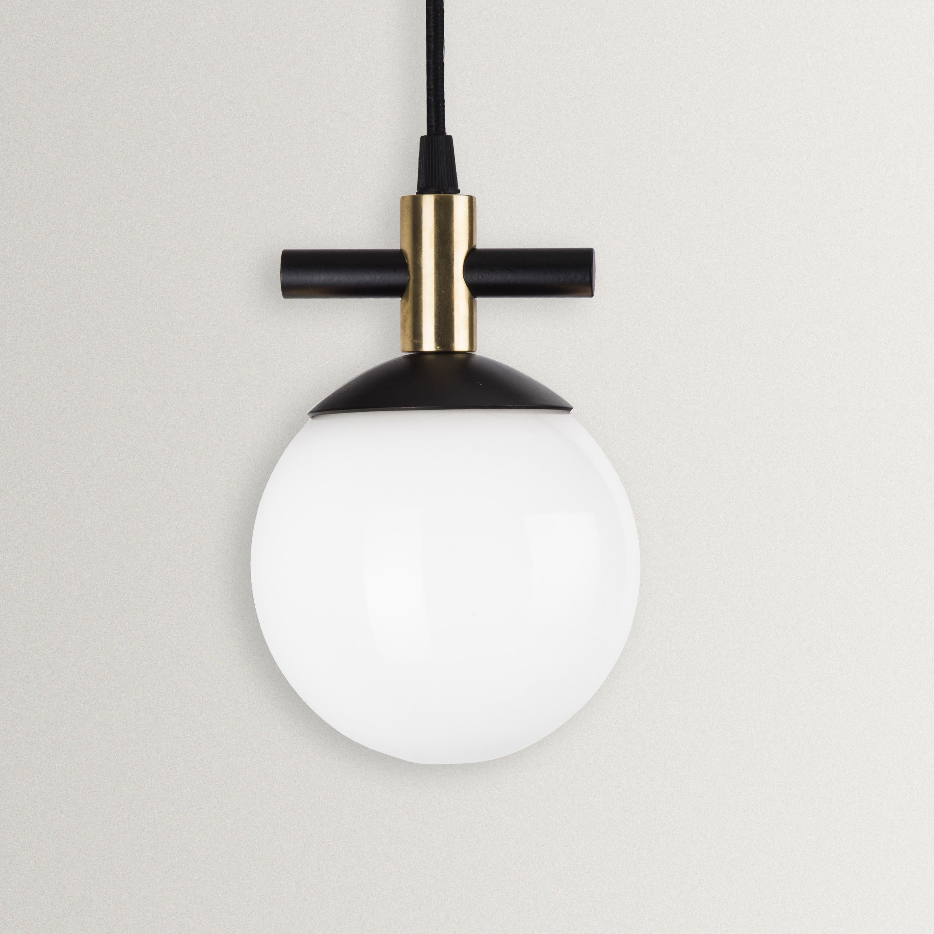 Ciondolo unico Esferra di Hatsu
Dimensioni: L. 14 x H. 19 cm 
Materiali: Vetro opalino e alluminio verniciato a polvere

Hatsu è uno studio di design con sede a Mumbai che crea luci moderne, uniche e immediatamente riconoscibili. Siamo partiti