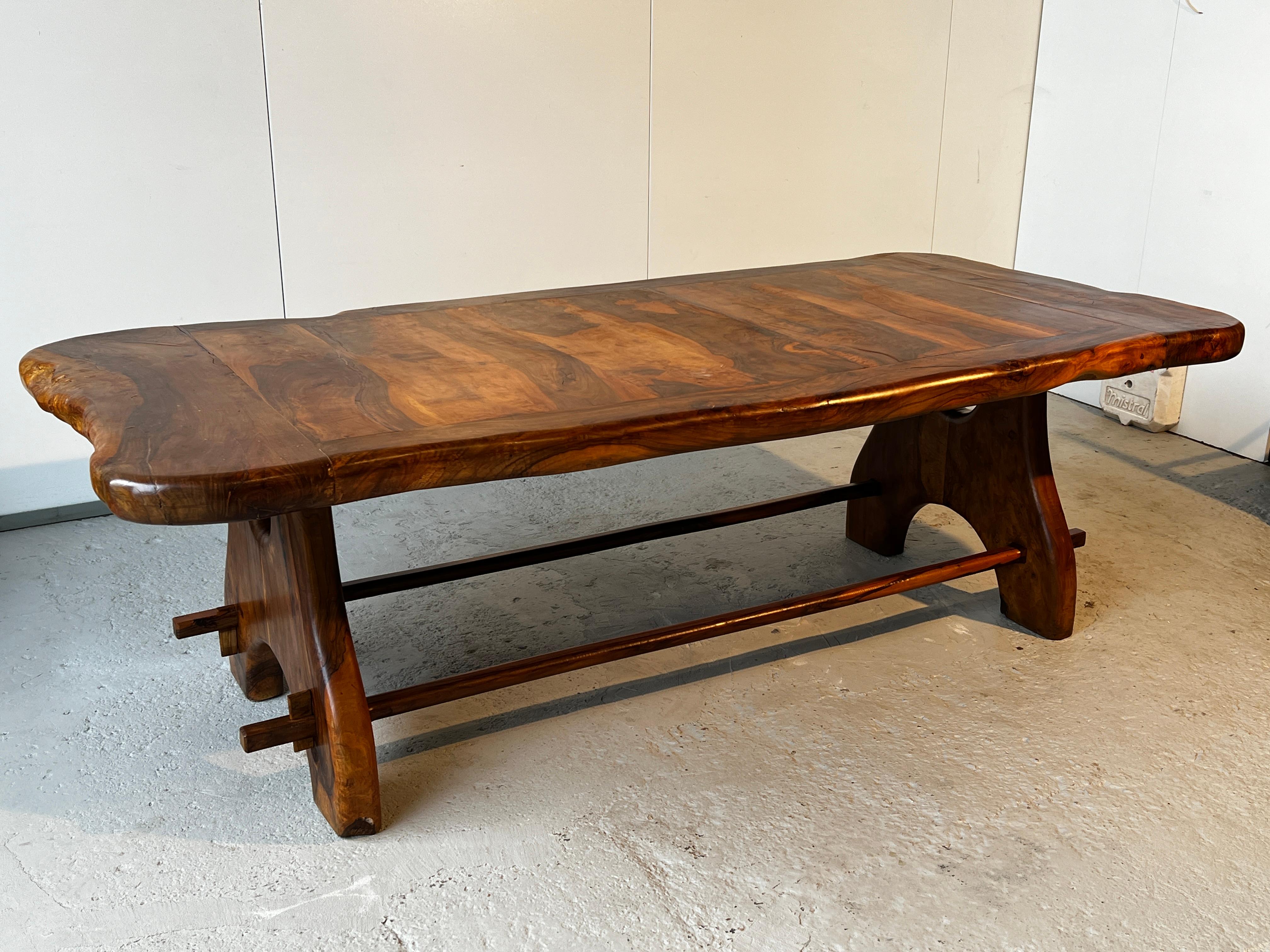 Table unique et sculpturale en bois d'olivier massif par la Maison Skela 1960 dans le goût d'Alexandre Noll.  Ebénisterie française du sud de la France. Très belle patine. 
Longueur 250 x Profondeur 110 x Hauteur 74 cm 