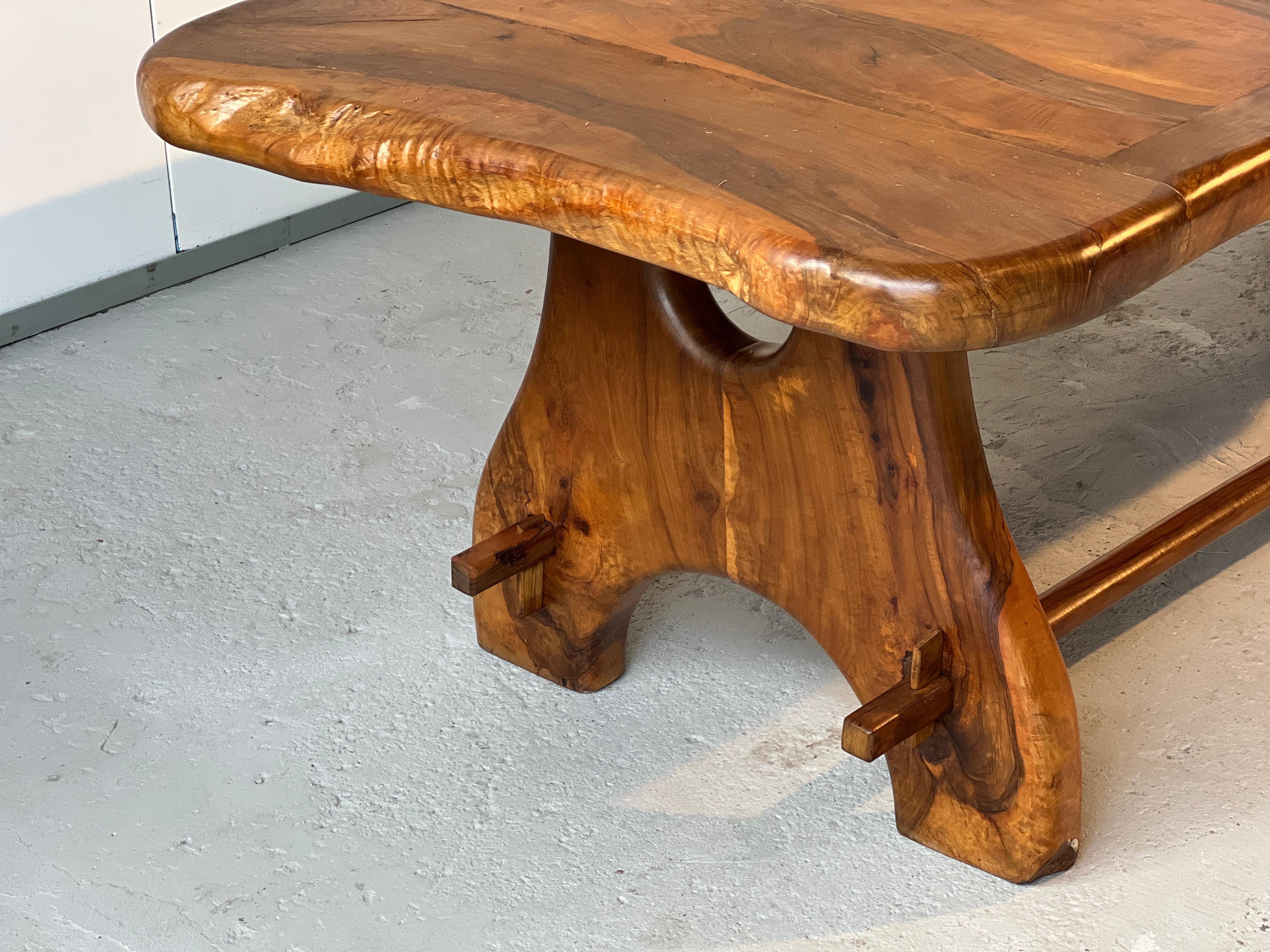 Brutalisme Table unique et exceptionnelle en bois d'olivier massif de la Maison Skela, années 1960