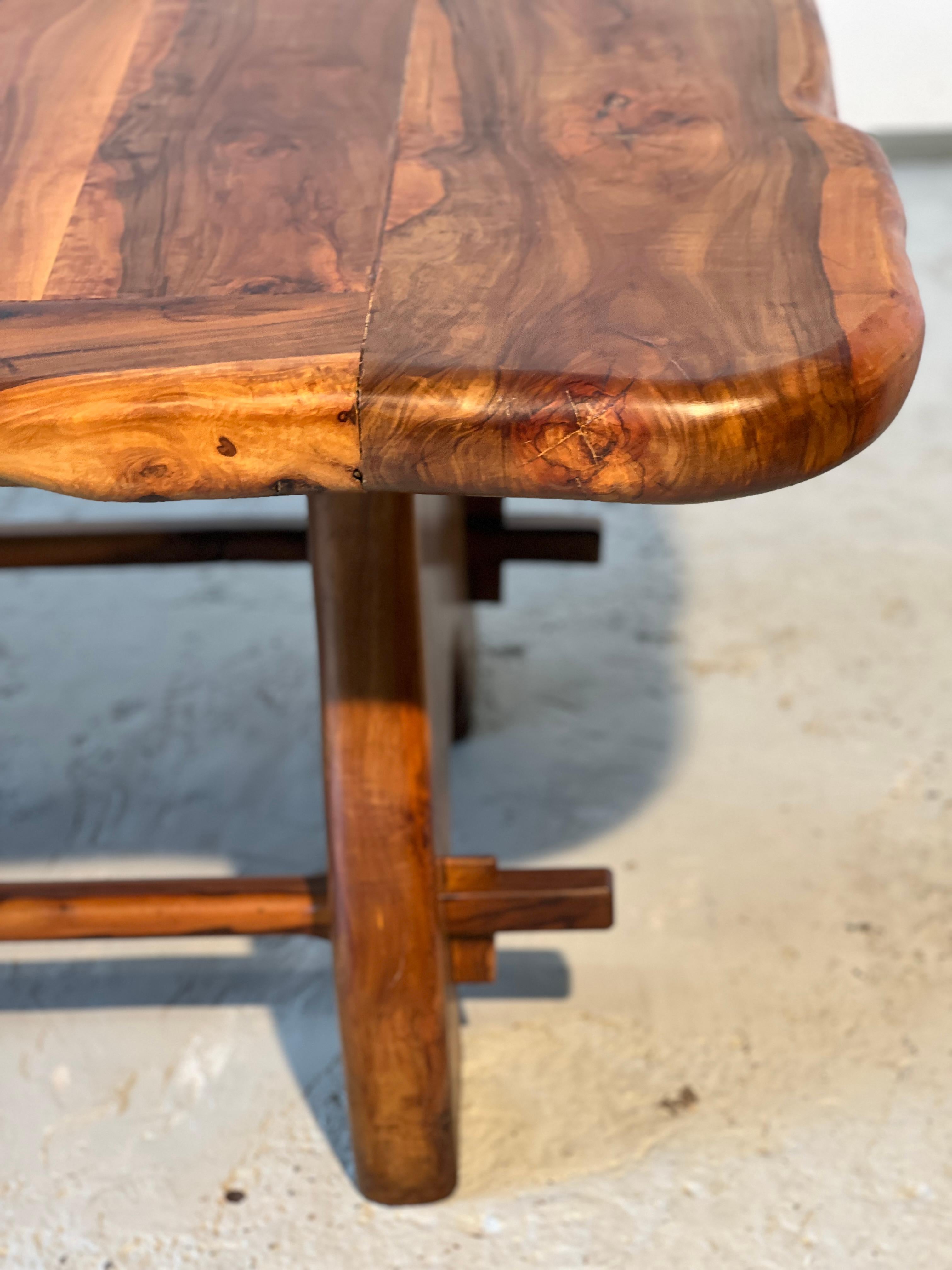 Français Table unique et exceptionnelle en bois d'olivier massif de la Maison Skela, années 1960
