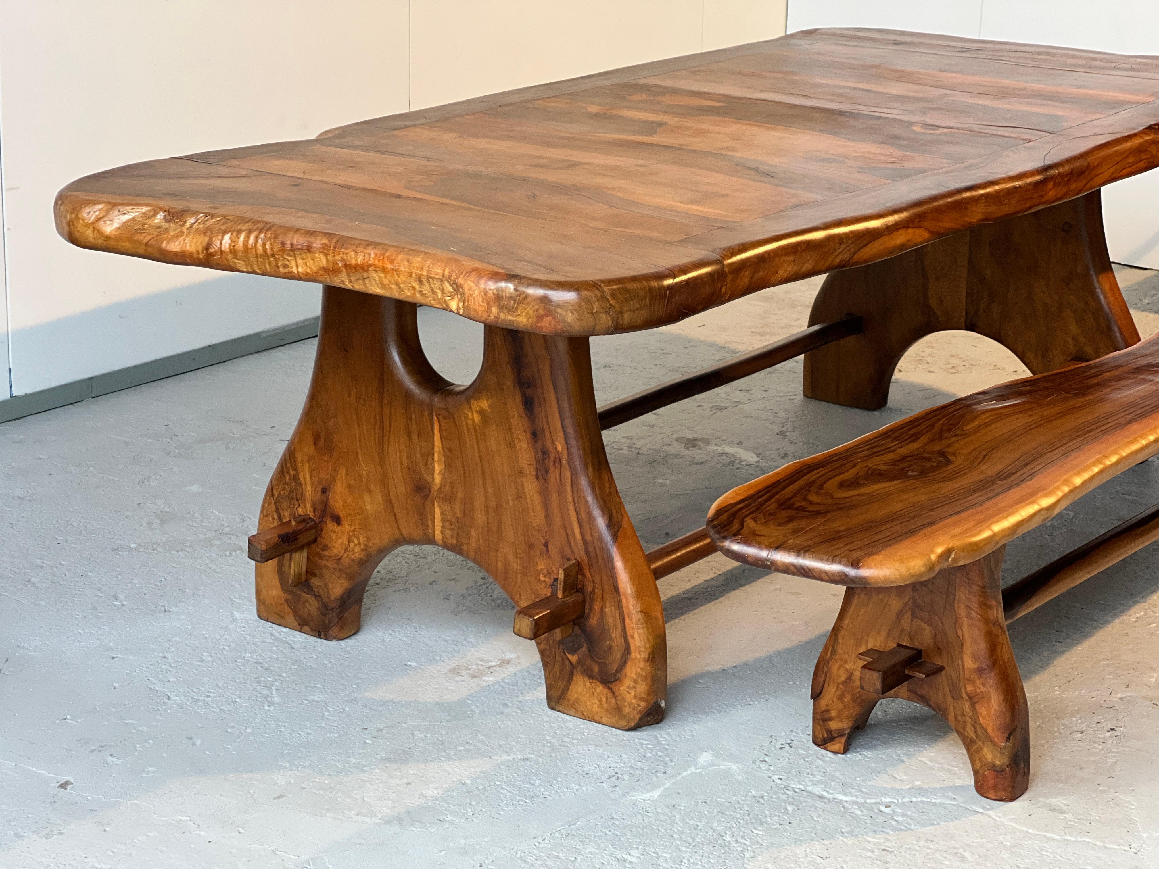 Table unique et exceptionnelle en bois d'olivier massif de la Maison Skela, années 1960 1
