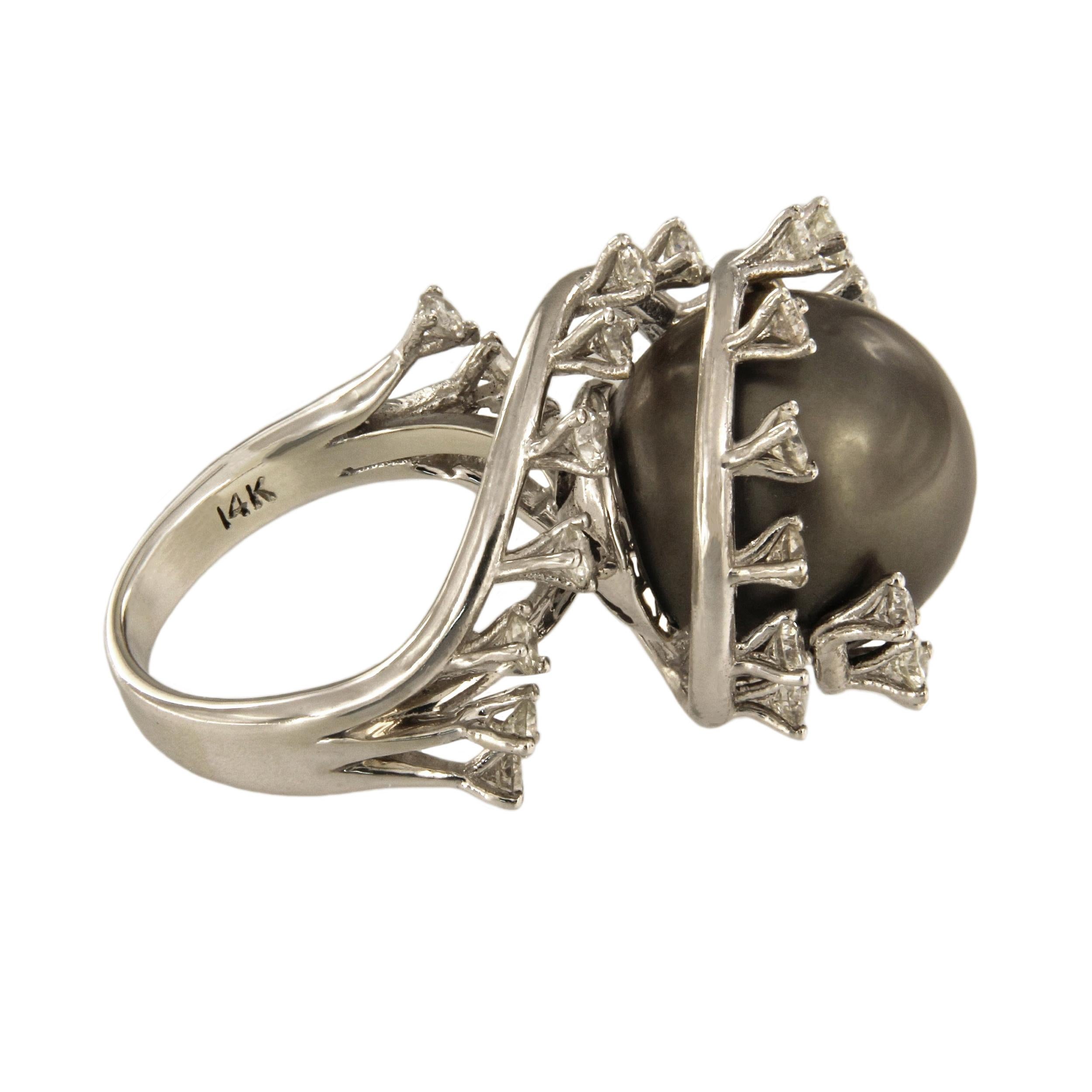 Eine atemberaubende schwarze Tahiti-Perle präsentiert ihre faszinierende Schönheit in diesem eleganten Ring.

-Sonderanfertigung
-14k Weißgold
-Ringgröße: 6
-Ring Gewicht: 11gr
-Tahiti-Perle
-Perle: 13mm
DIAMONEN:
-30 Steine, 1,5 Karat
