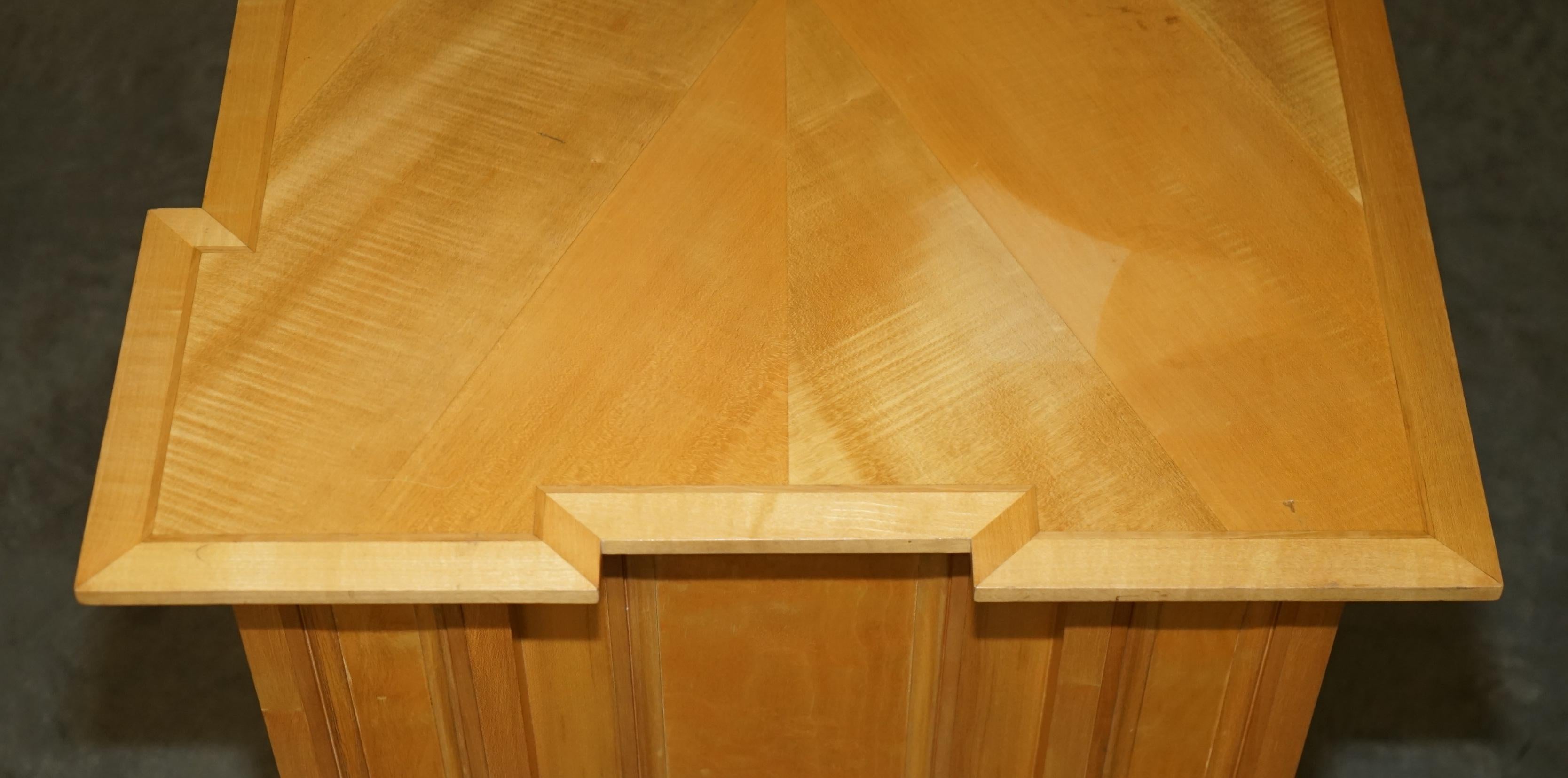 UNIQUE EXQUISITE VISCOUNT DAVID LINLEY ROMAN LOOKiNG SYCAMORE CHEST OF DRAWERS For Sale 8