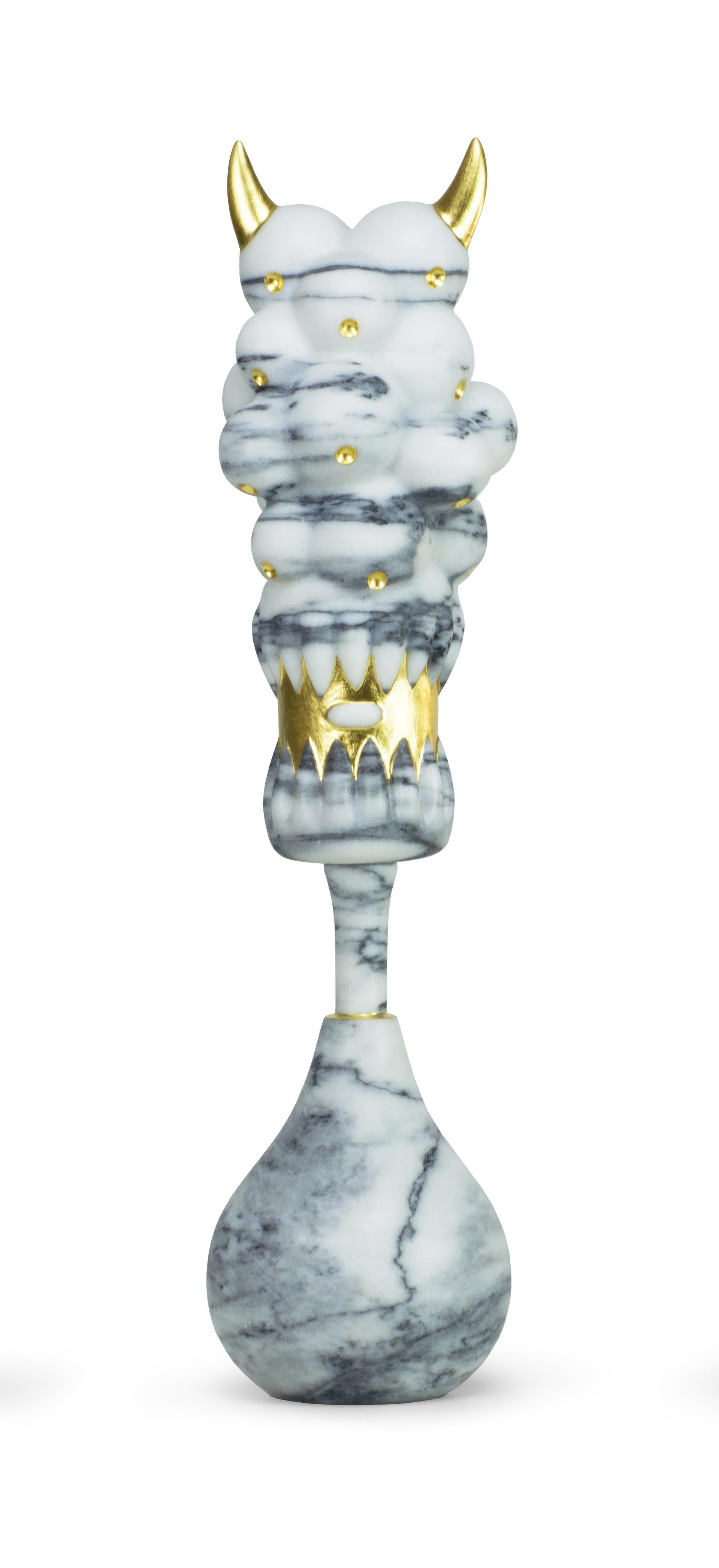 Gargoyle moderno Swinger, unico nel suo genere, di André Teoman Studio A
Dimensioni: L 6 x P 6 x H 49 cm
Materiali: Marmo pelle di tigre, foglia d'oro

André Teoman è nato a Viana do Castelo, in Portogallo, nel 1989 ed è cresciuto tra Viana do