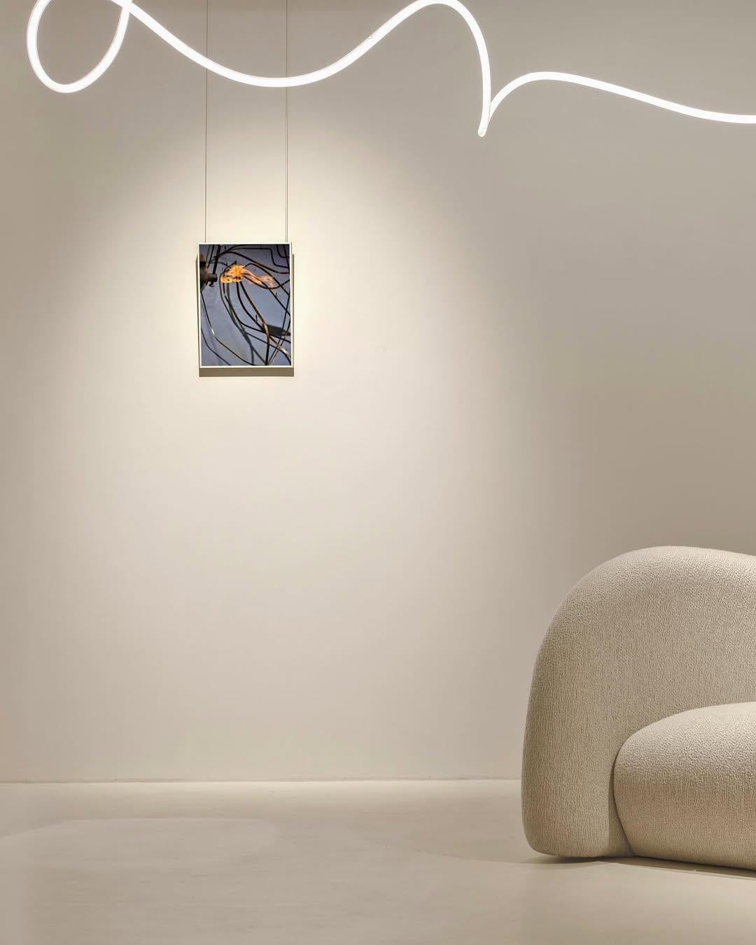 Lampada contemporanea in ottone flessibile e tessuto unico firmata da Morghen Studio in vendita 2