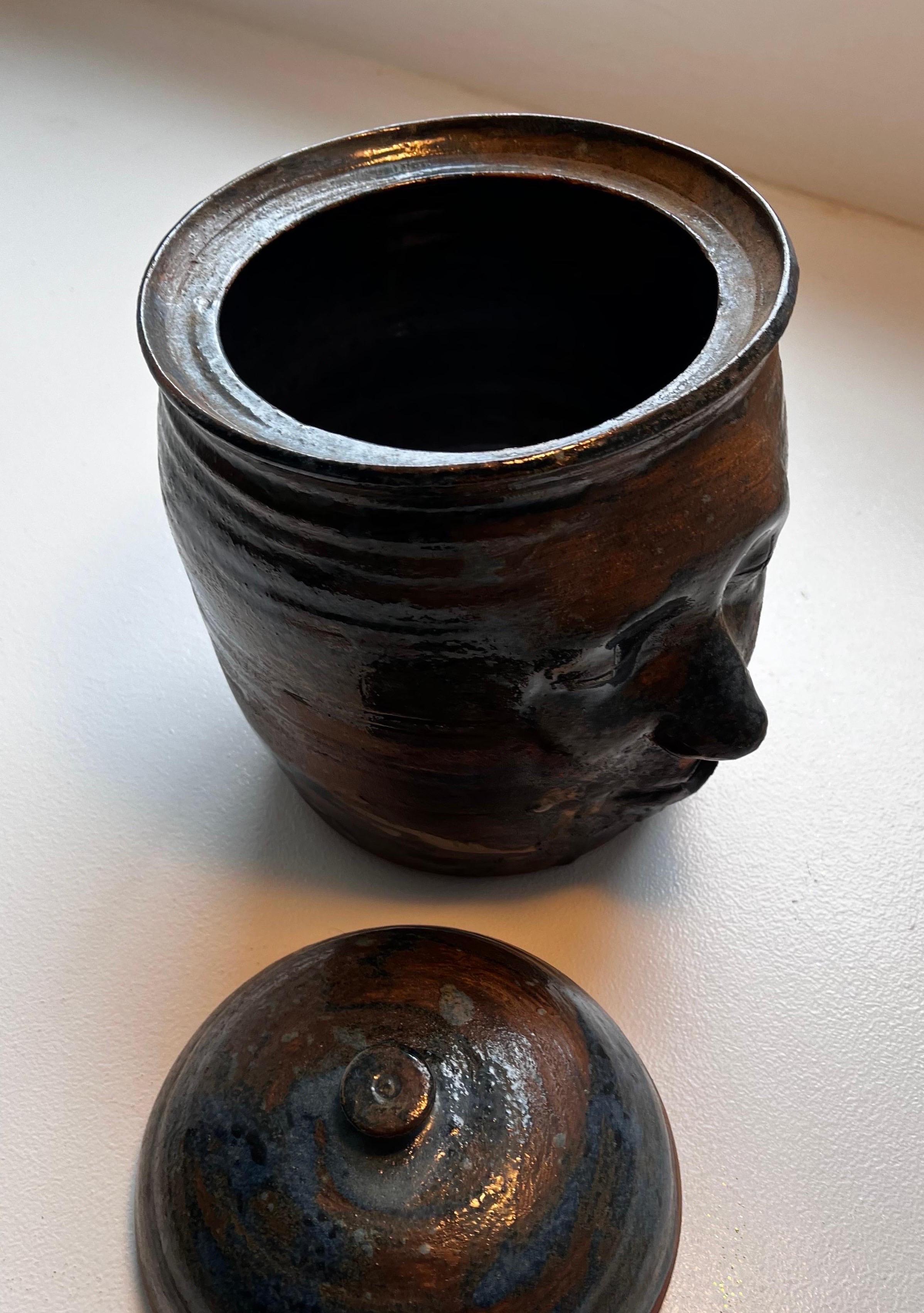 Pot à visage unique avec couvercle, signé Waar, 1986 Bon état - En vente à Philadelphia, PA