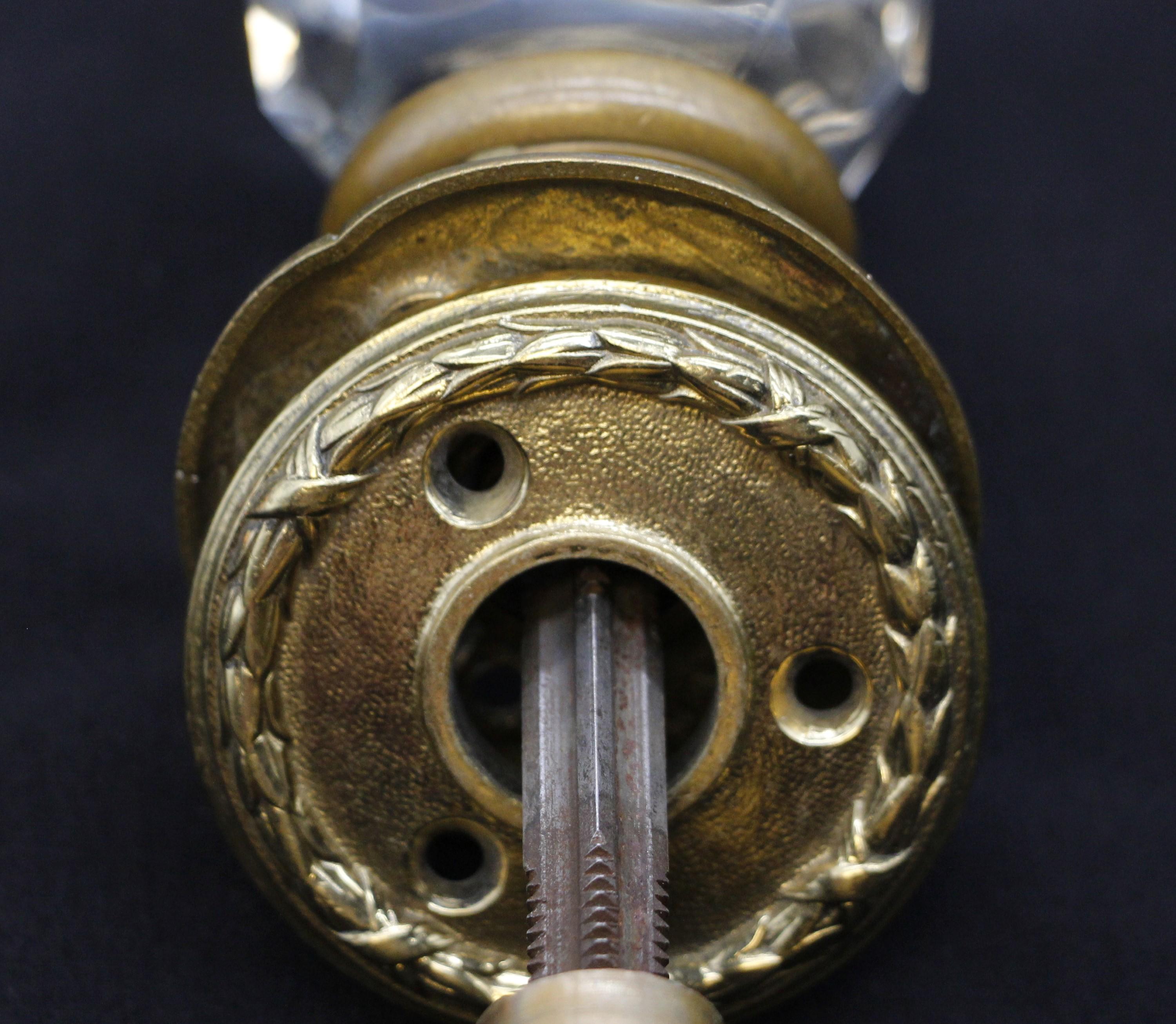 20ième siècle Ensemble unique de boutons de porte en verre clair à facettes, rosettes incluses en vente