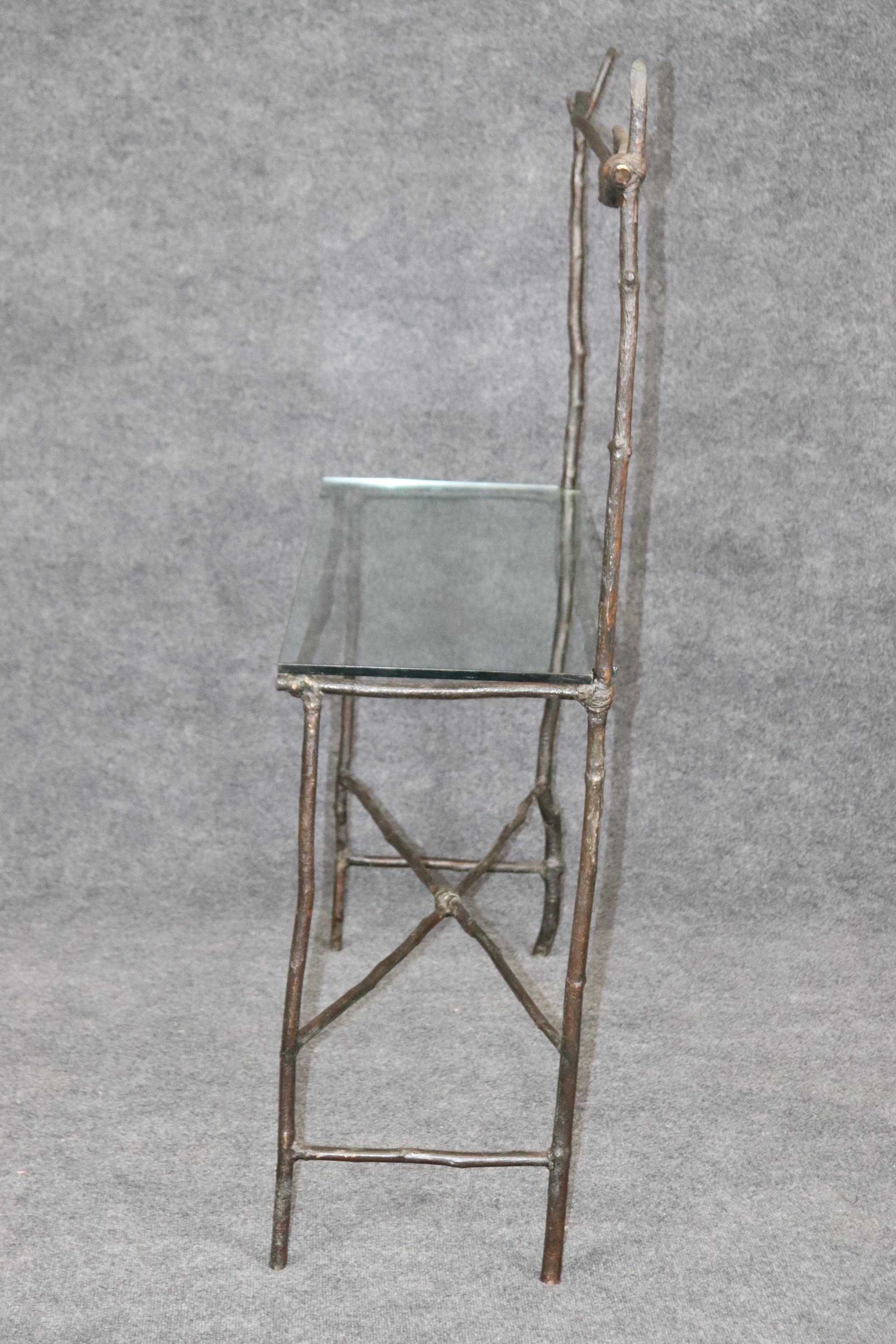 Einzigartiger Konsolentisch aus Bronze und Glas im Giacometti-Stil aus Faux Bois-Bronze und Glas  (Moderne der Mitte des Jahrhunderts) im Angebot