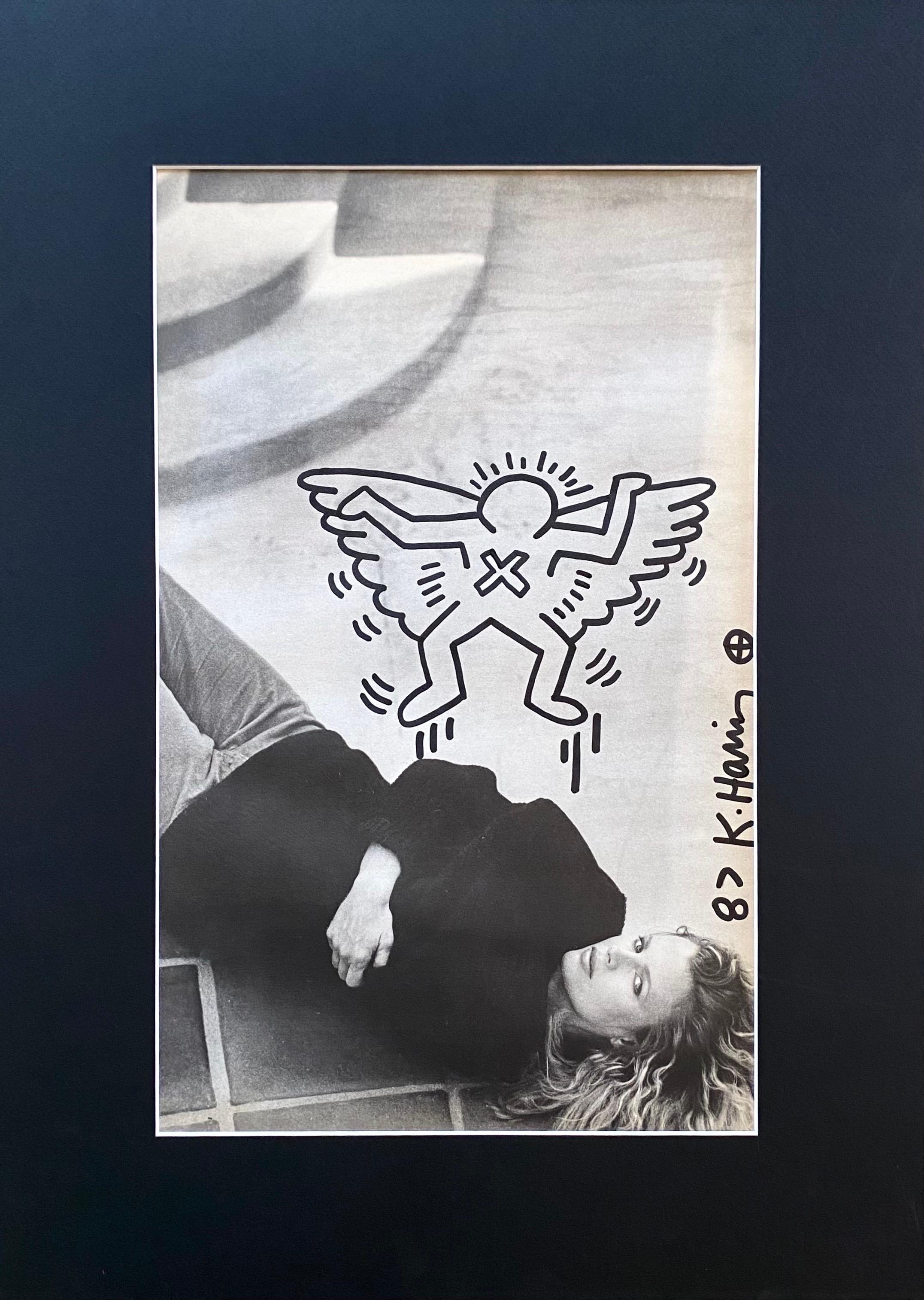 Pièce unique.
Rare dessin - Keith Haring - sur une page de magazine représentant l'actrice américaine Kim Basinger. Le dessin apparaît au verso de la page, qui comporte une deuxième photo de Kim Basinger.
Le motif représente l'un des personnages