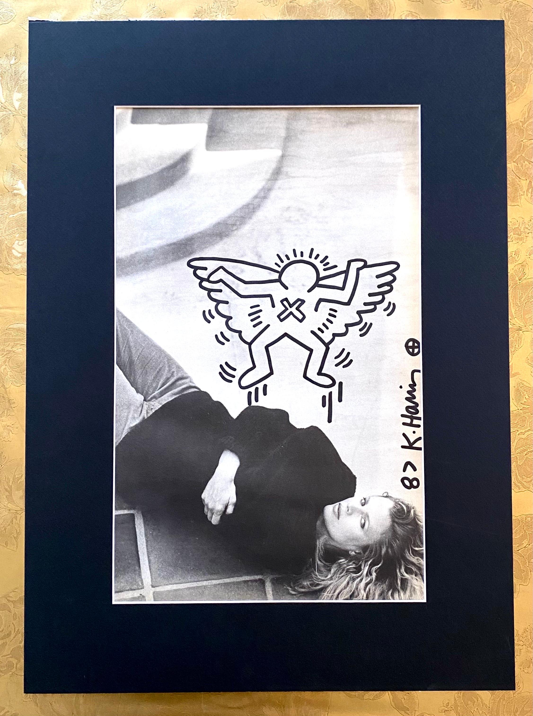 KEITH HARING - Échantillon de dessin au stylo  sur image de Kim Basinger, signé, 1987 en vente 3