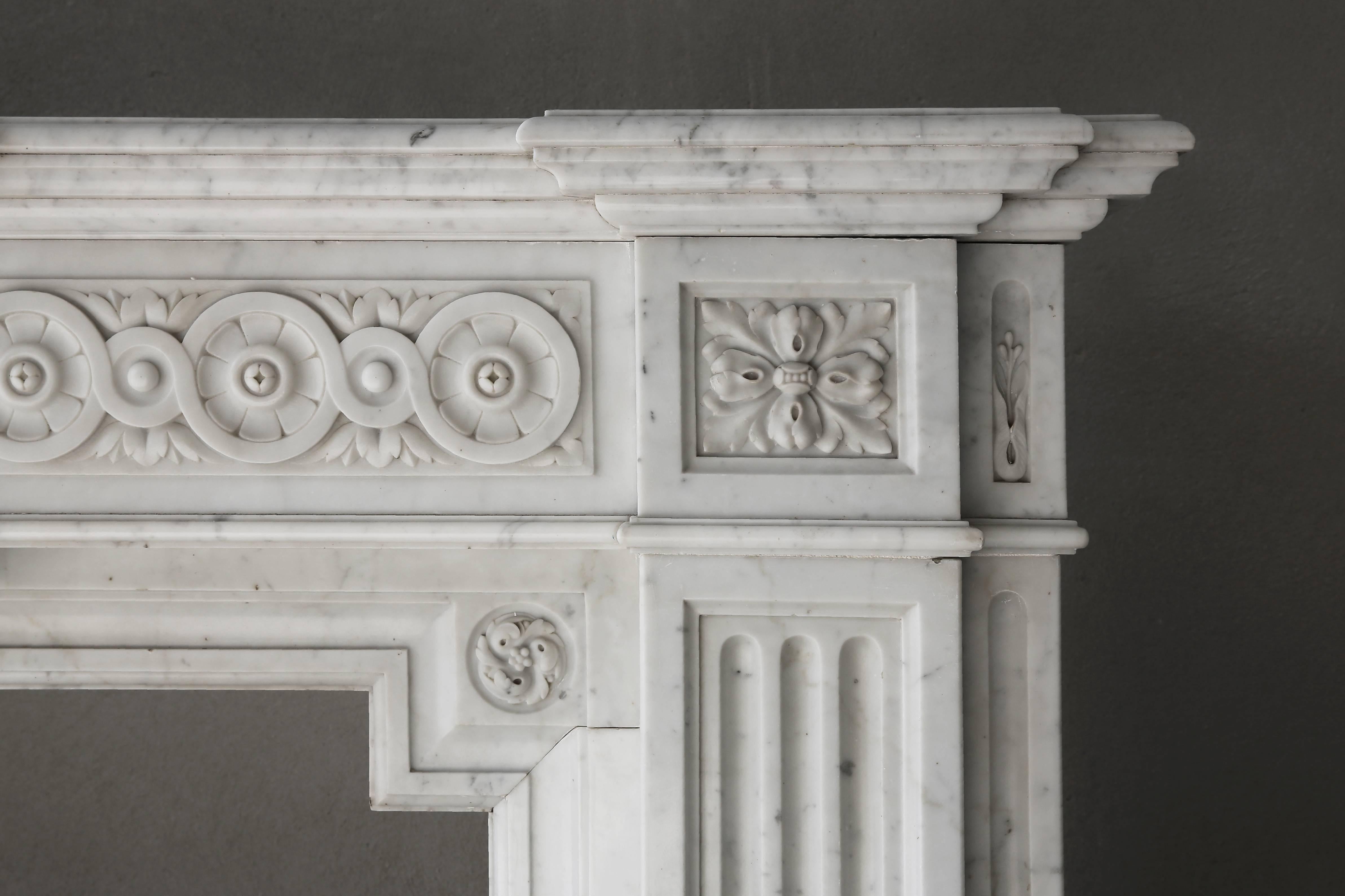 Unique Fireplace of Carrara Marble in Neoclassical Style from the 19th Century In Good Condition In Made, NL