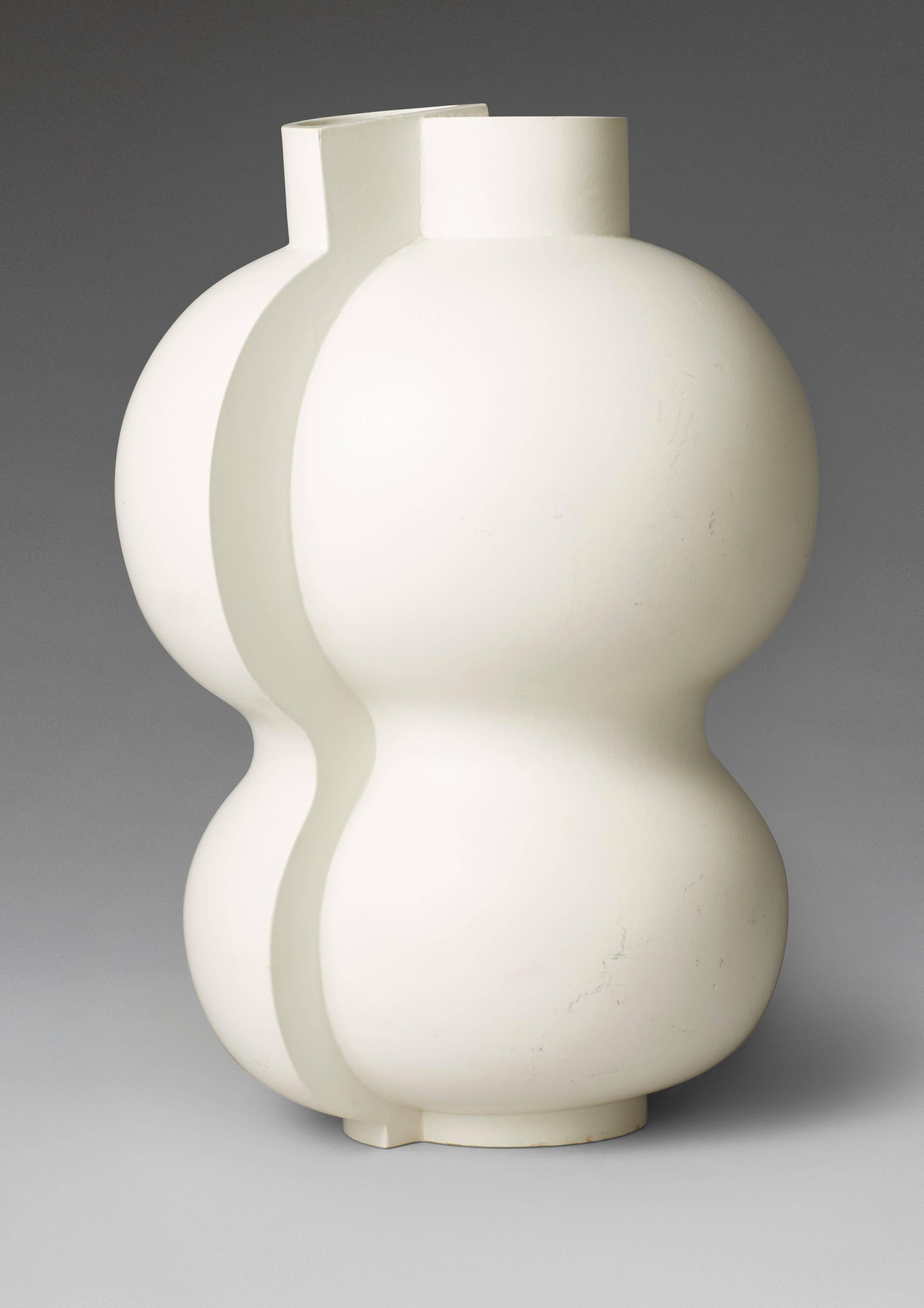 Large unique white floor vase “Surrea” by Wilhelm Kåge for Gustavsberg.
1940s.
Measures: H 41cm/16.1?.