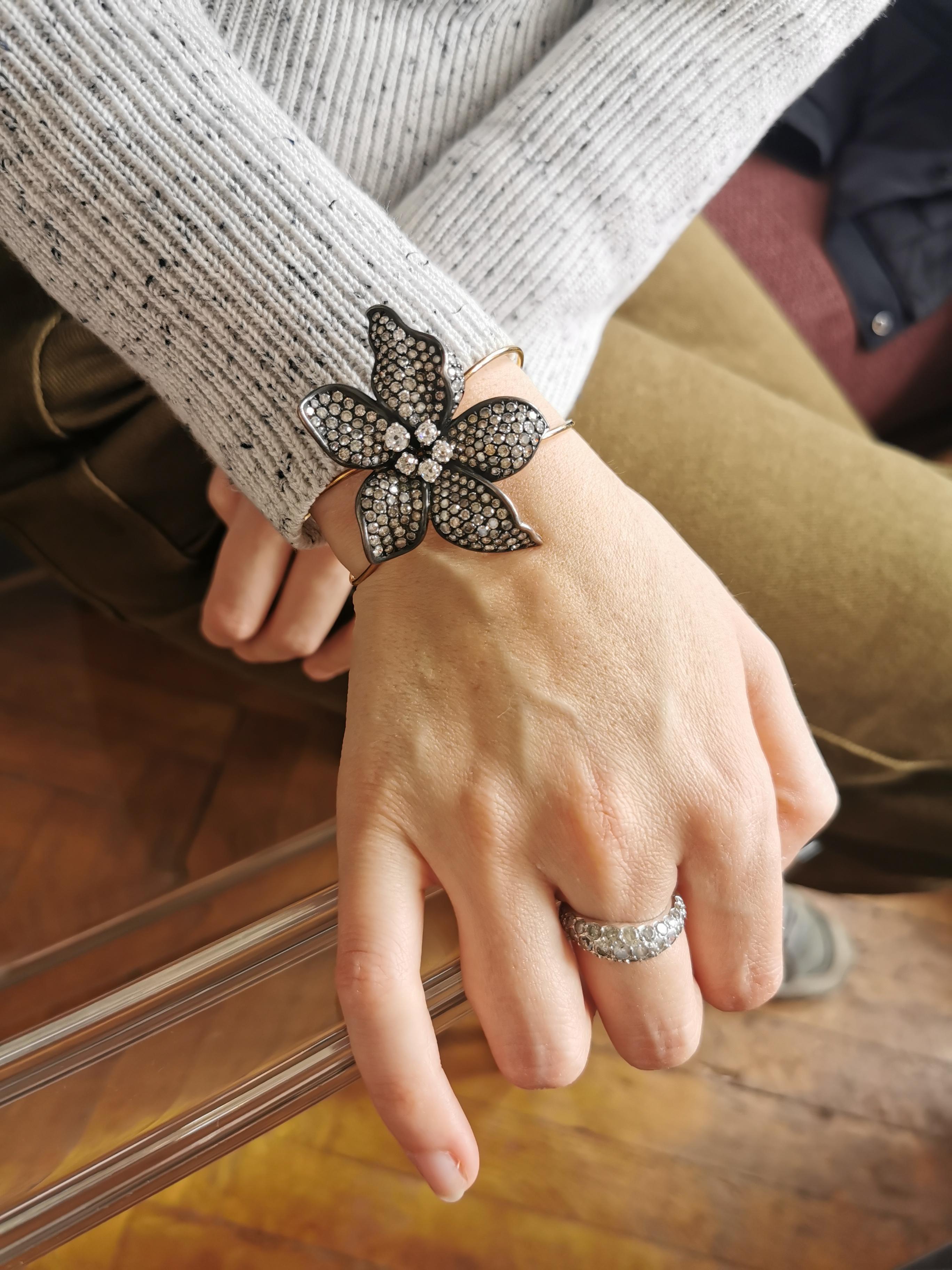 This spetacular flower has a pistil composed by five old cut diamonds and a subtle gradation of grey diamonds set. The petals movement serves as an eloquent reminder of the finesse and delicacy of the flowers.18k yellow, white gold and black