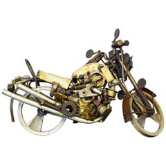 Sculpture de motocyclette unique en métal de récupération d'art populaire